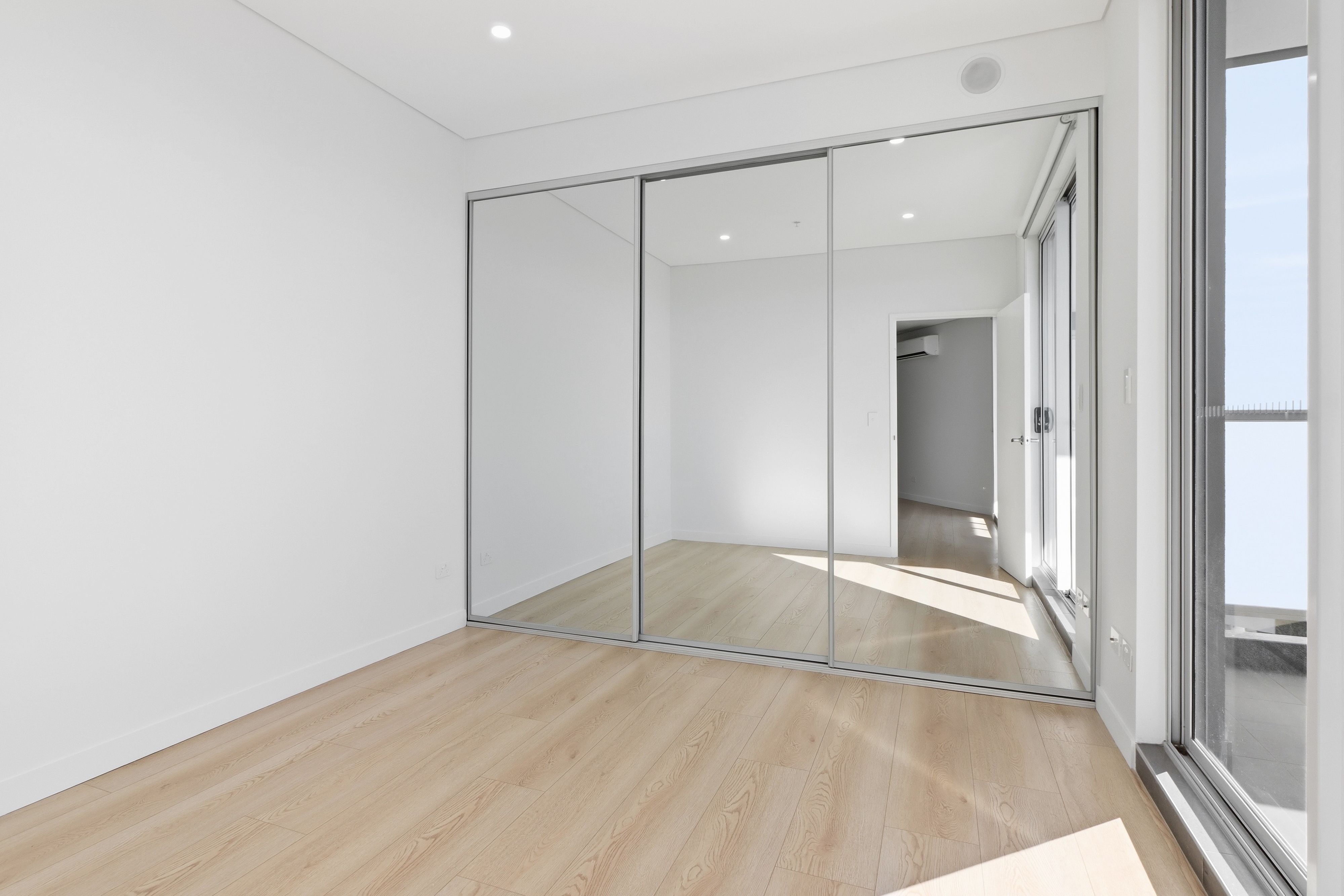 1002/20 Dressler Court — photo 9 of 16