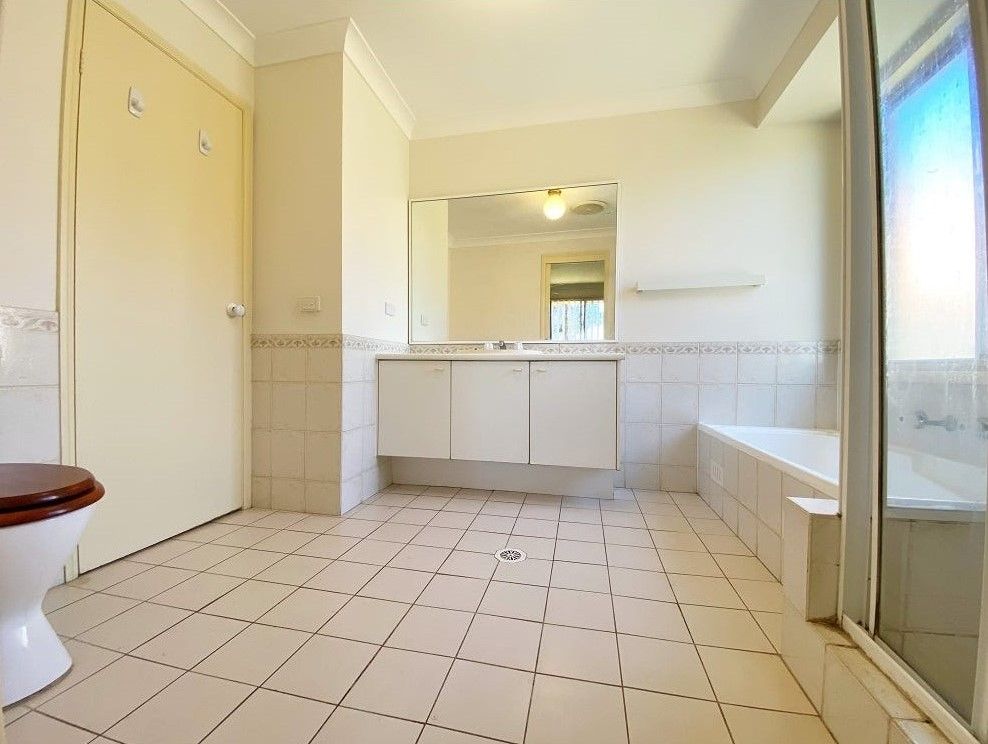 33 Parkholme Circuit — photo 8 of 10