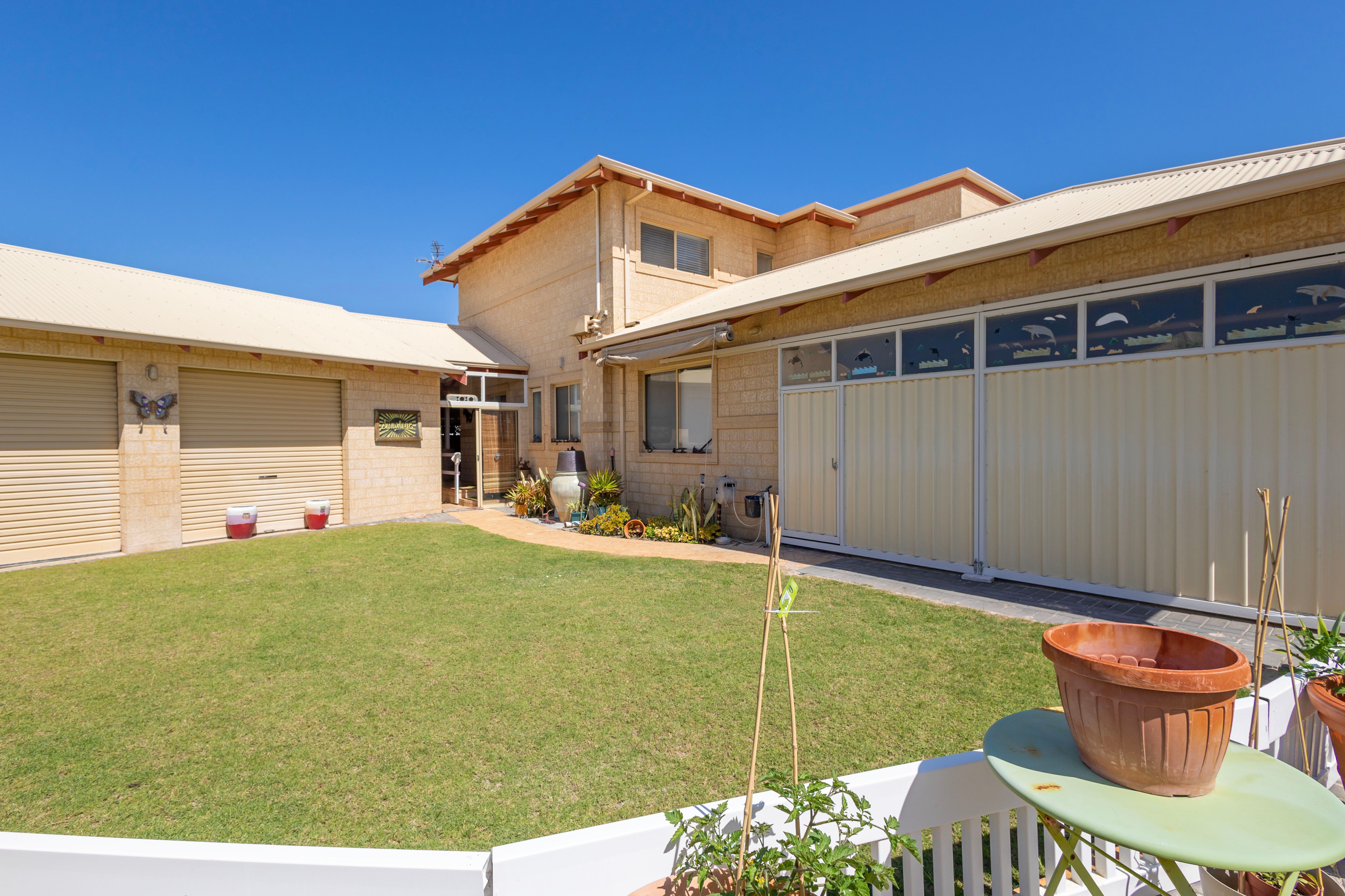 18 CASUARINA Crescent — photo 3 of 30