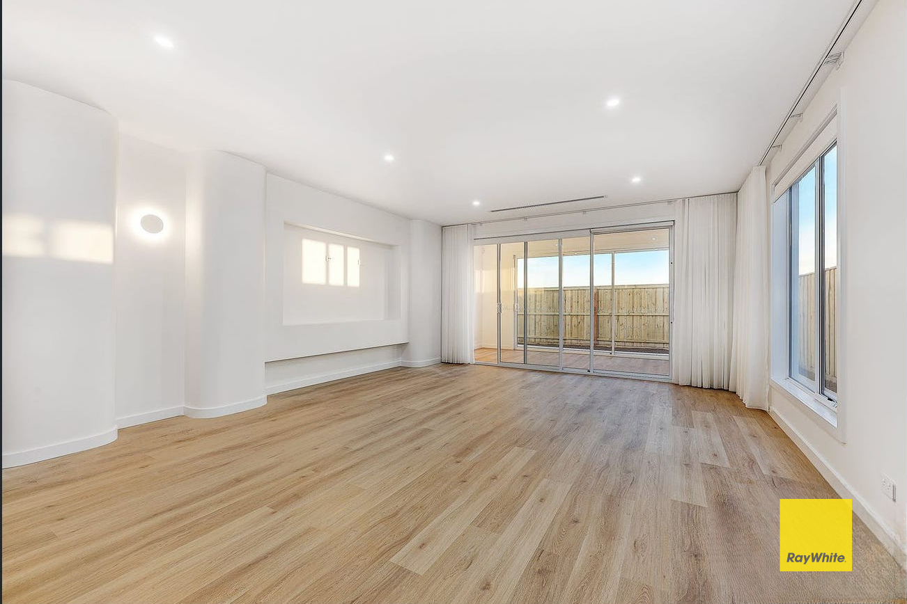 16 Pyrus Crescent — photo 5 of 16
