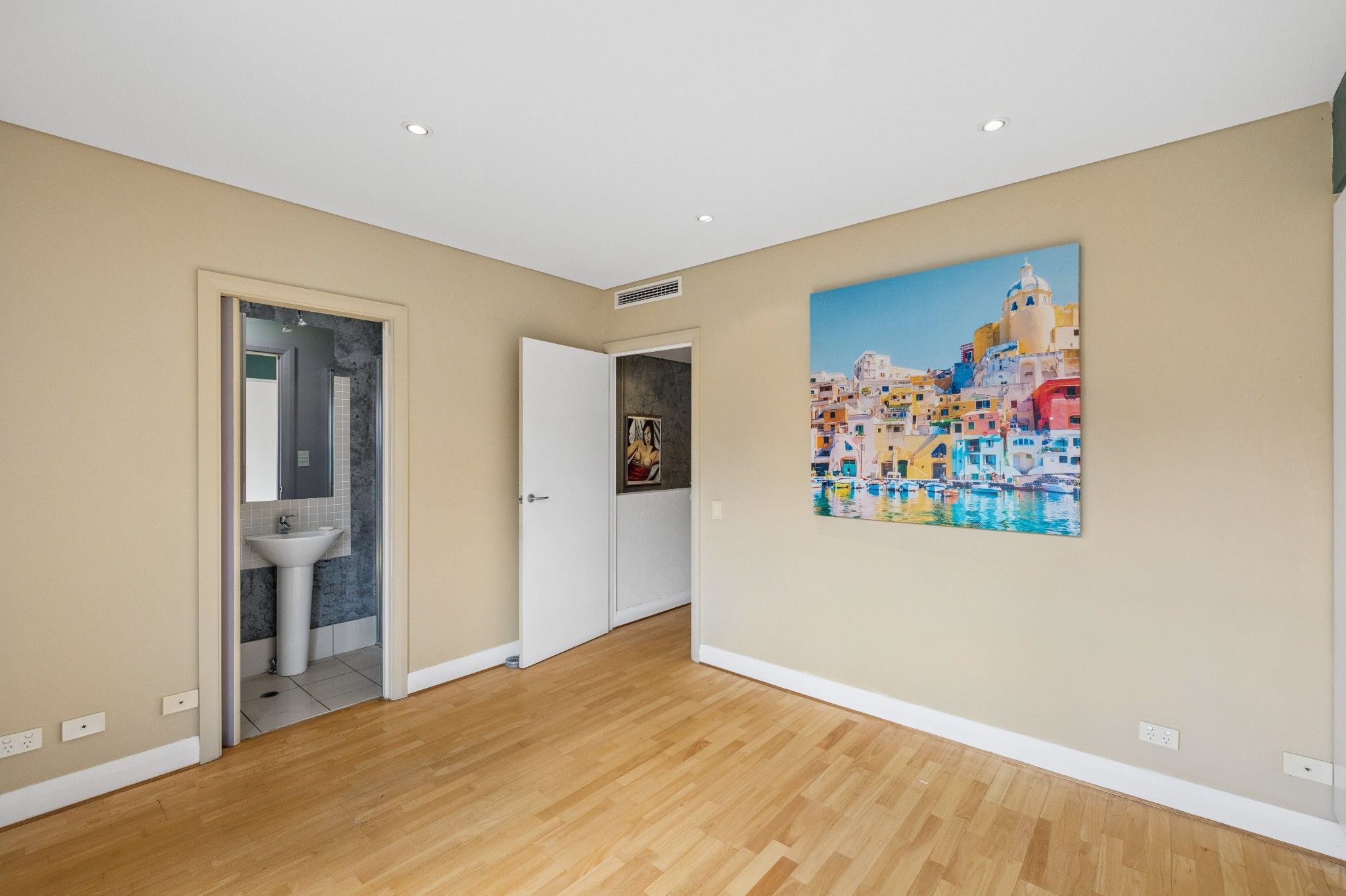 2/21 Russell Street — photo 18 of 26