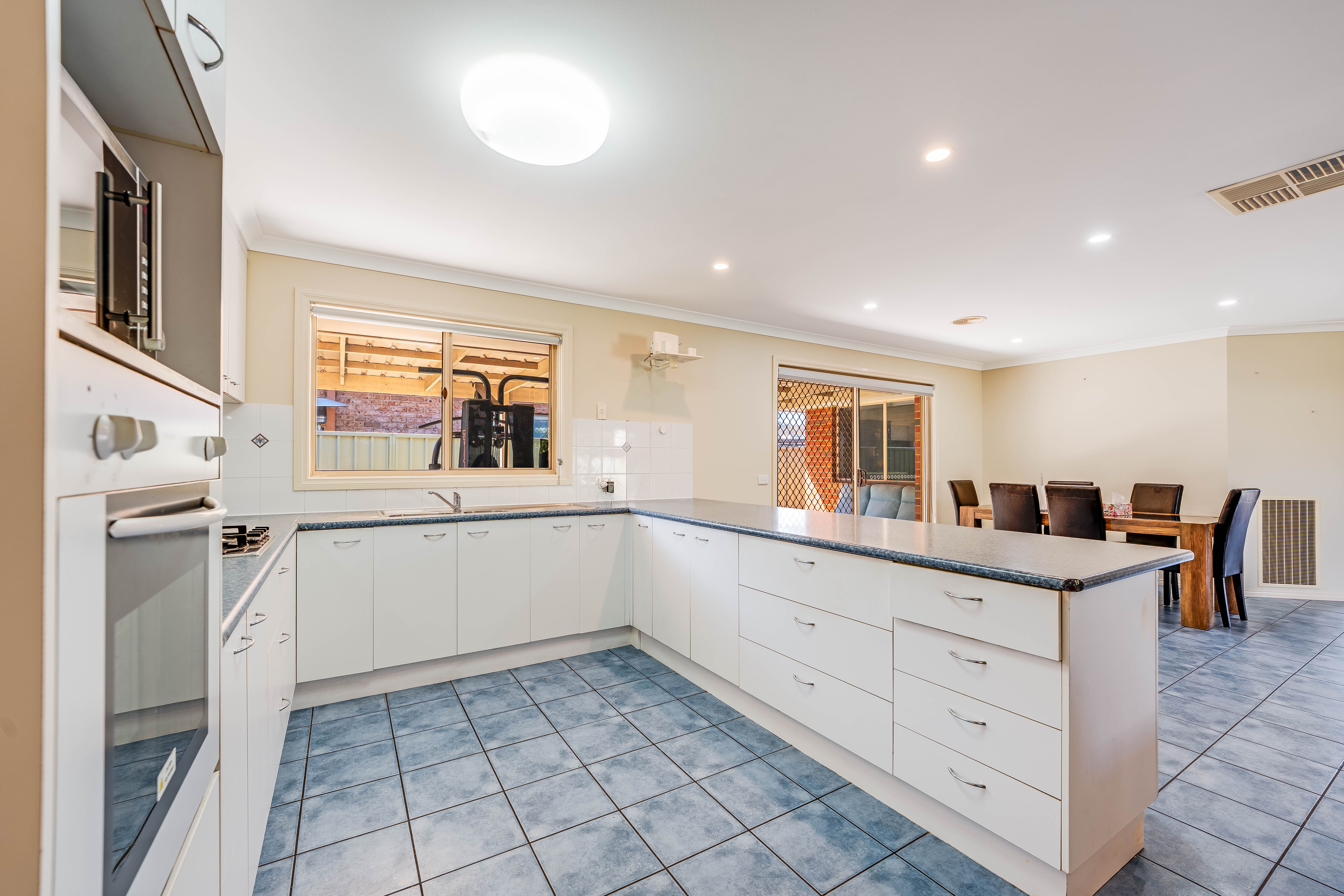 529 Iluka Crescent — photo 10 of 30