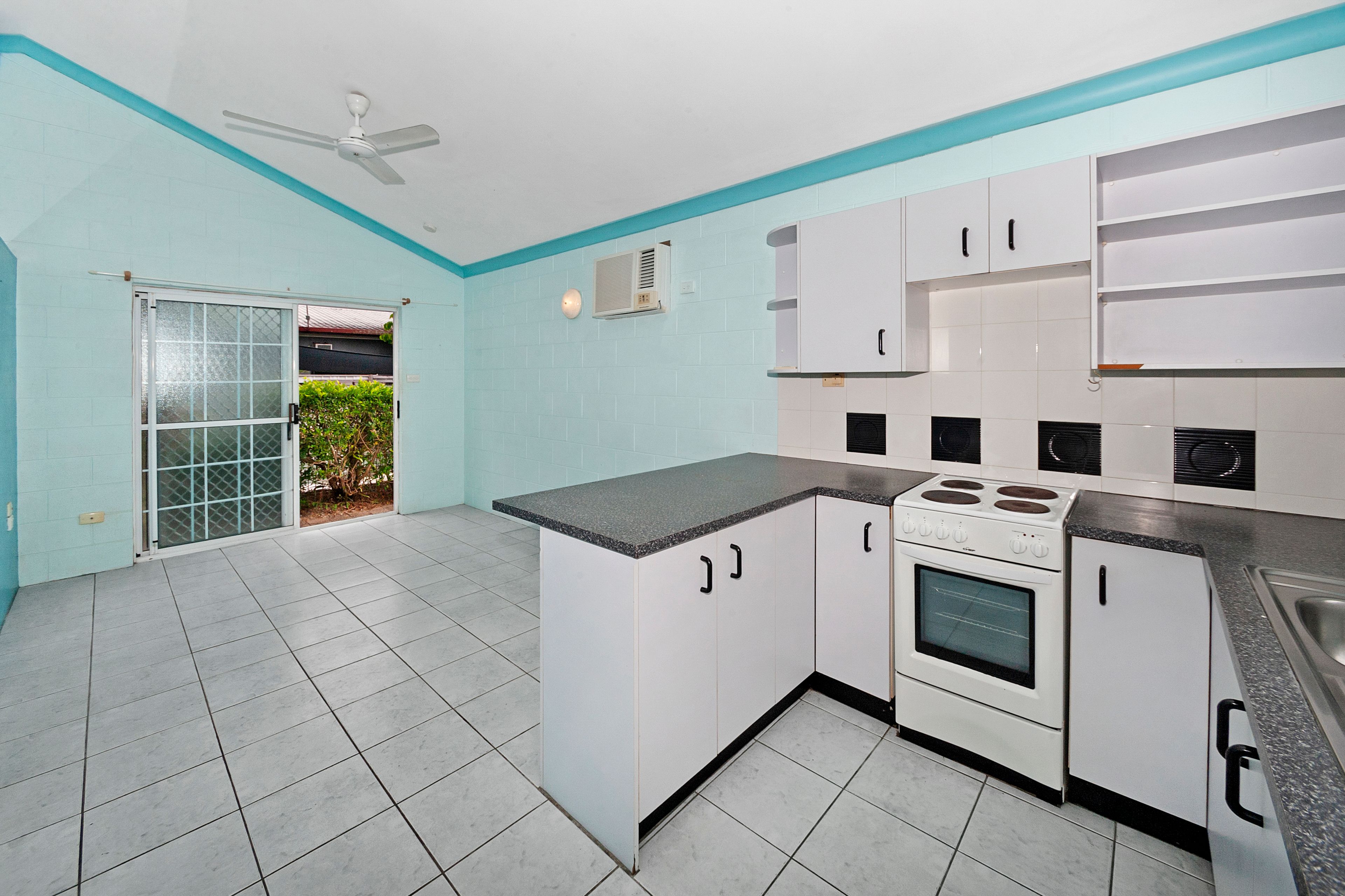 1/485 McCoombe Street, Mooroobool, QLD 4870