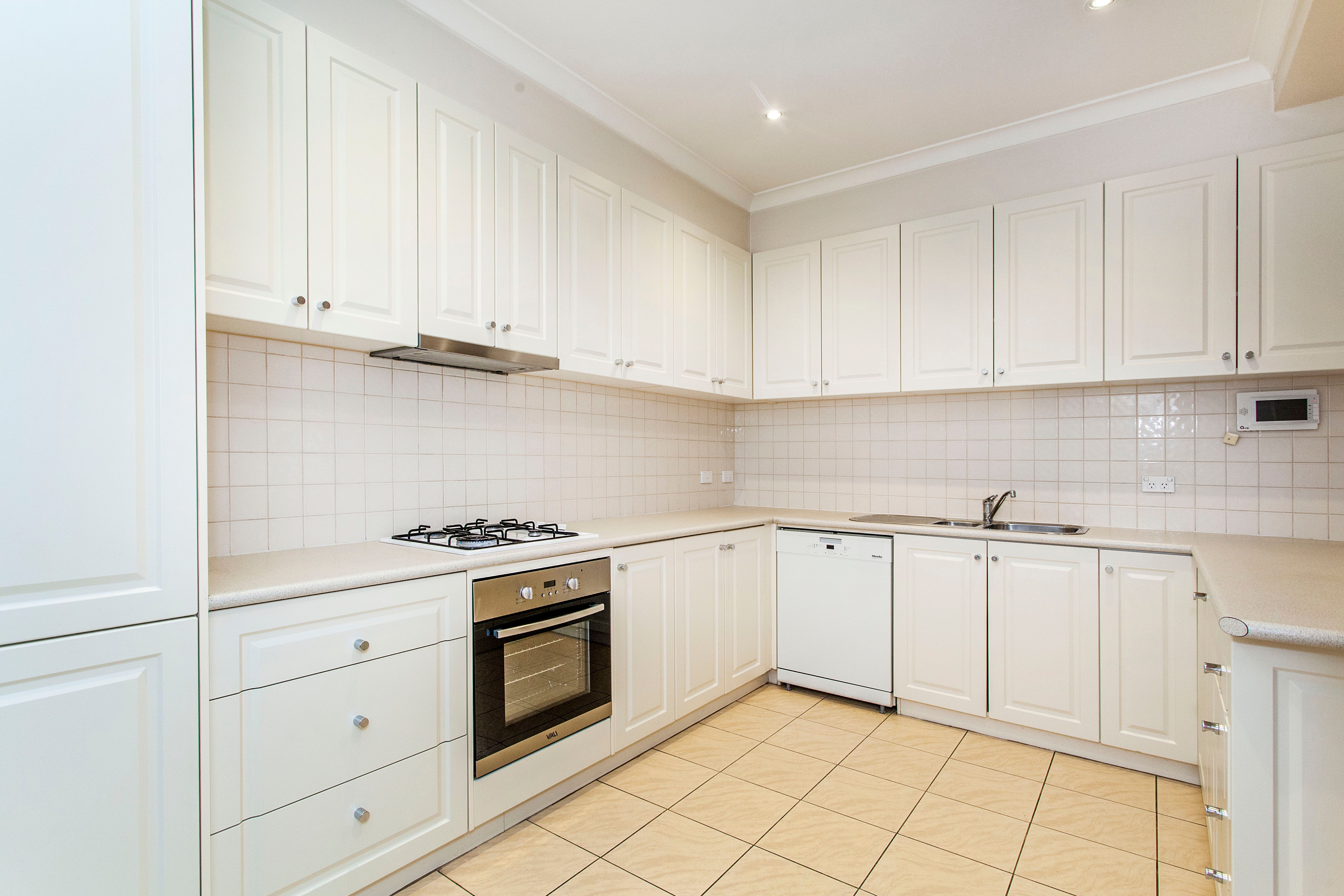 2/12 Clarendon Avenue, Oakleigh South, VIC 3167