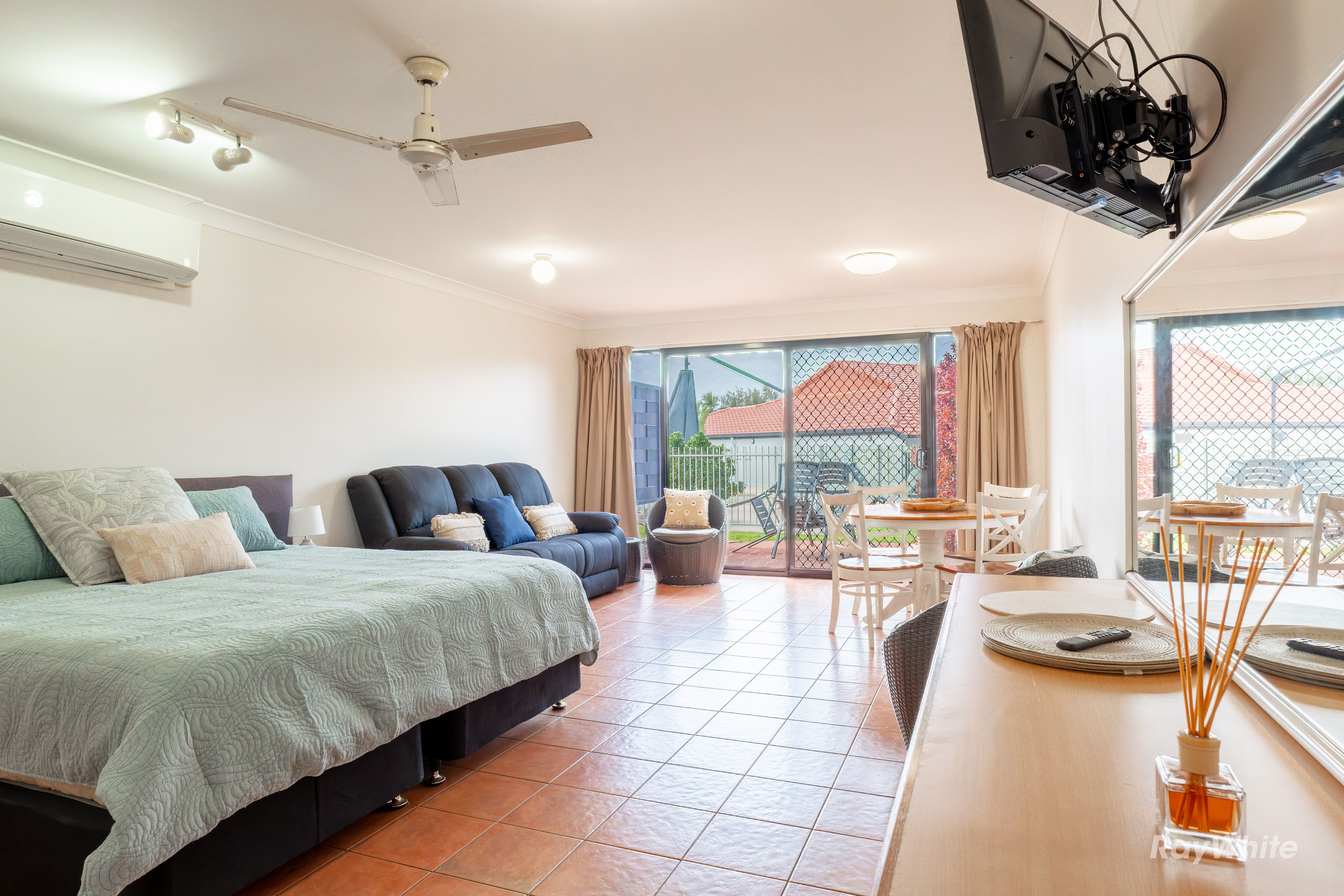 4/1 Pebble Beach Drive, Coral Cove, QLD 4670