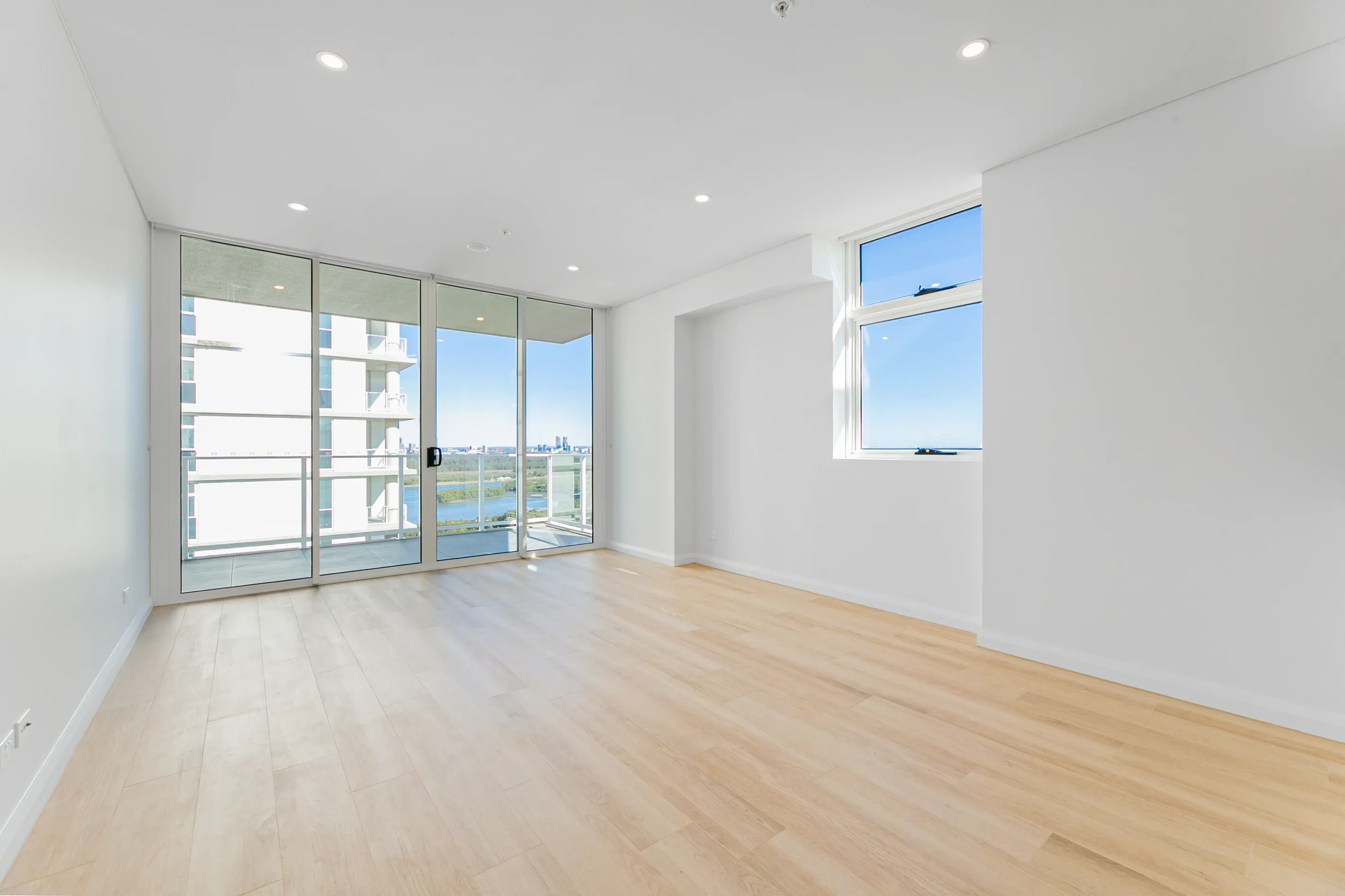 Brand NEW| Water Scenic View| Luxury Living| Unbeatable Connectivity — photo 4 of 12