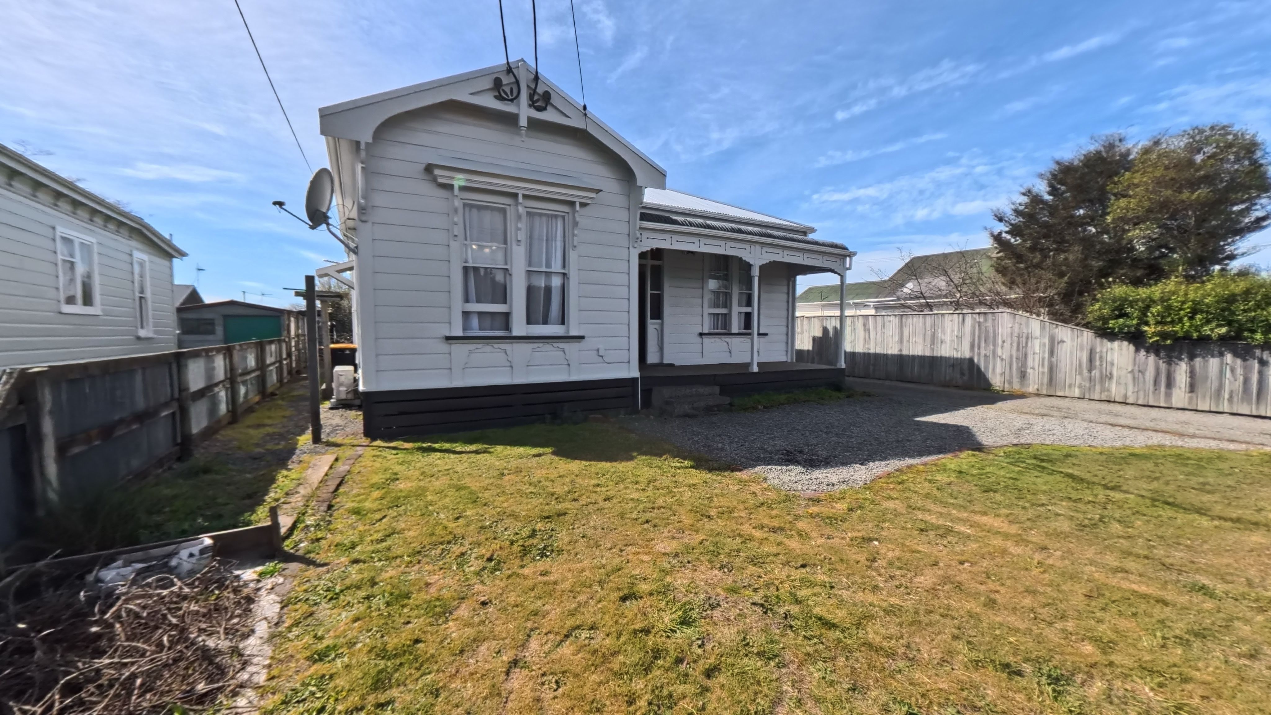 Compact 1 bed close to town 1