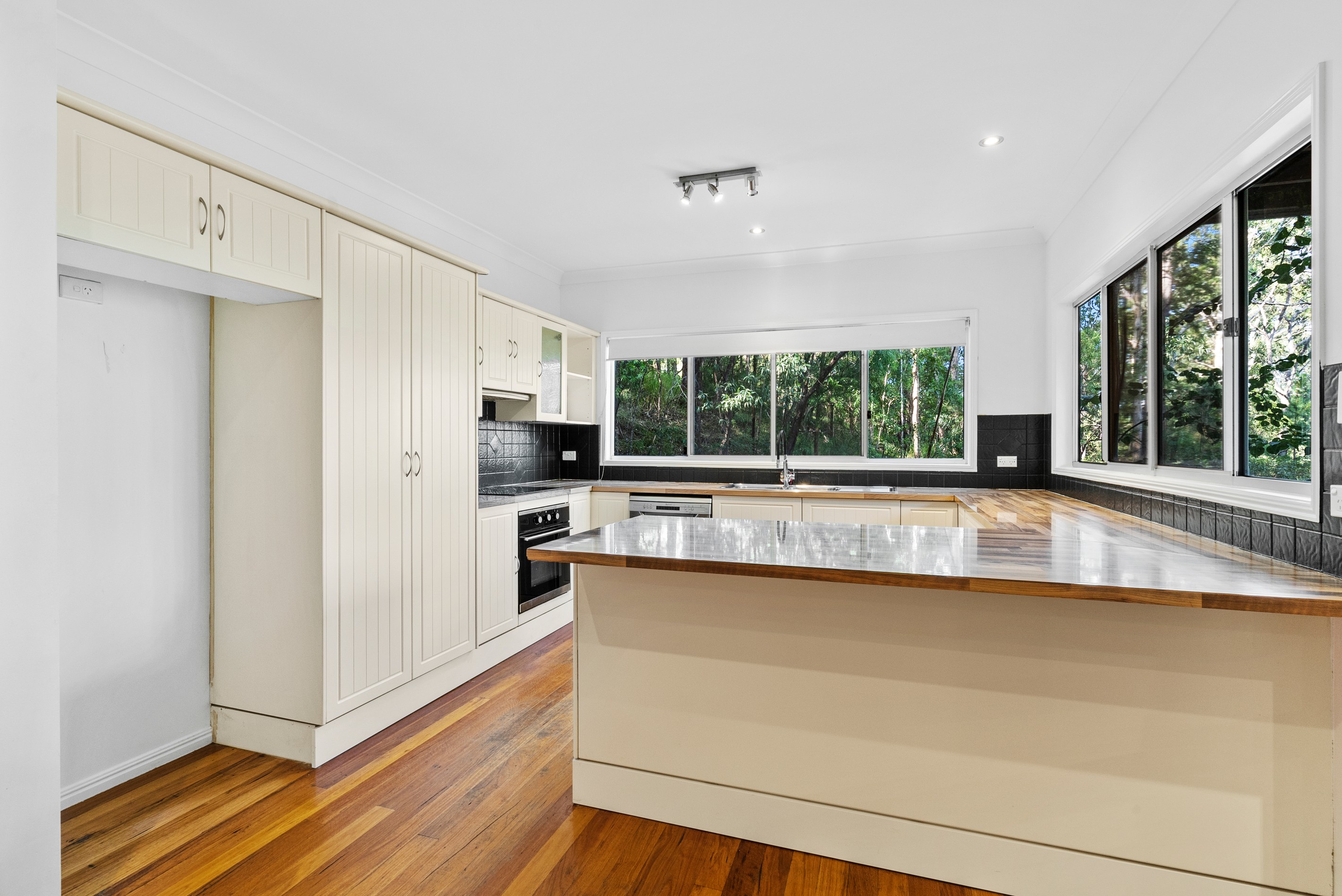27 Bronhill Street, Currumbin Waters, QLD 4223