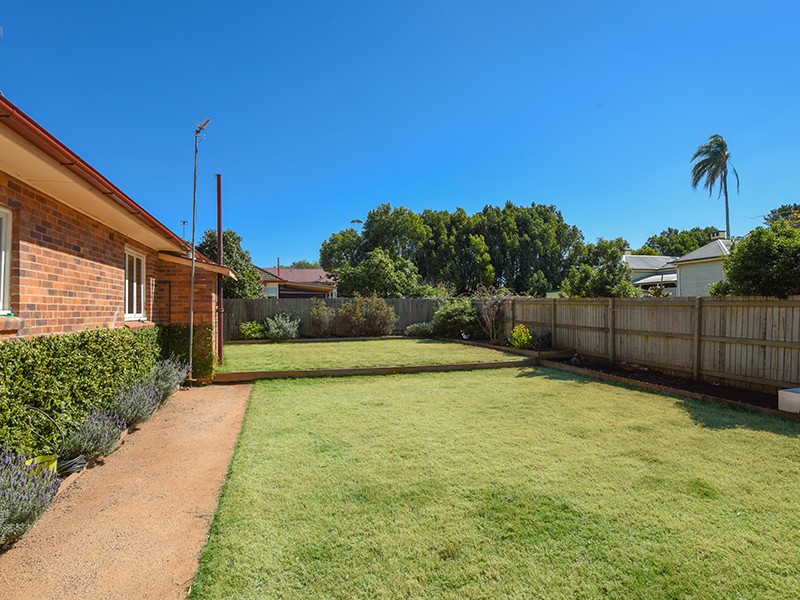 15 Henderson Street, Newtown, QLD 4350