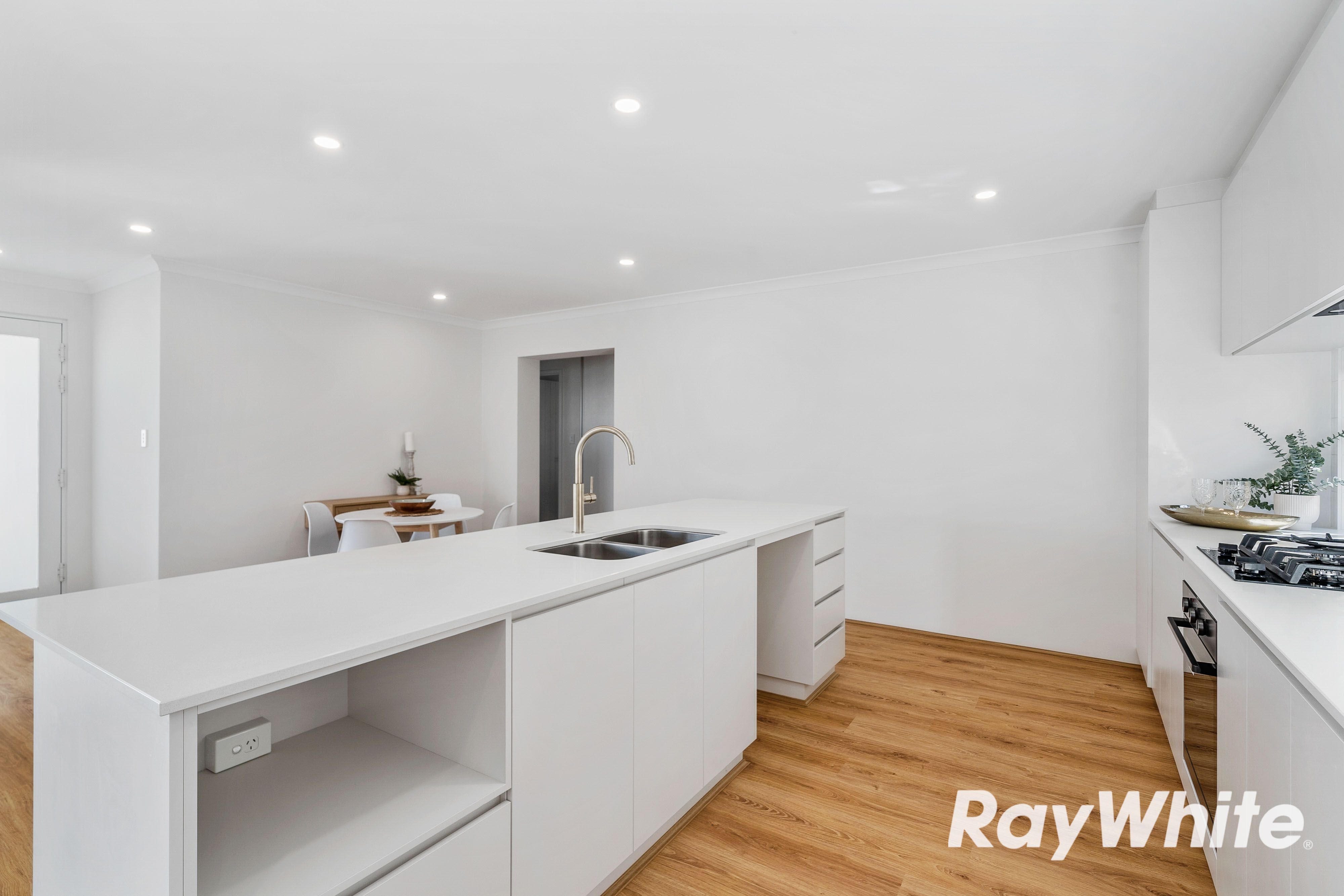 10/101 Oakleigh Drive — photo 8 of 20