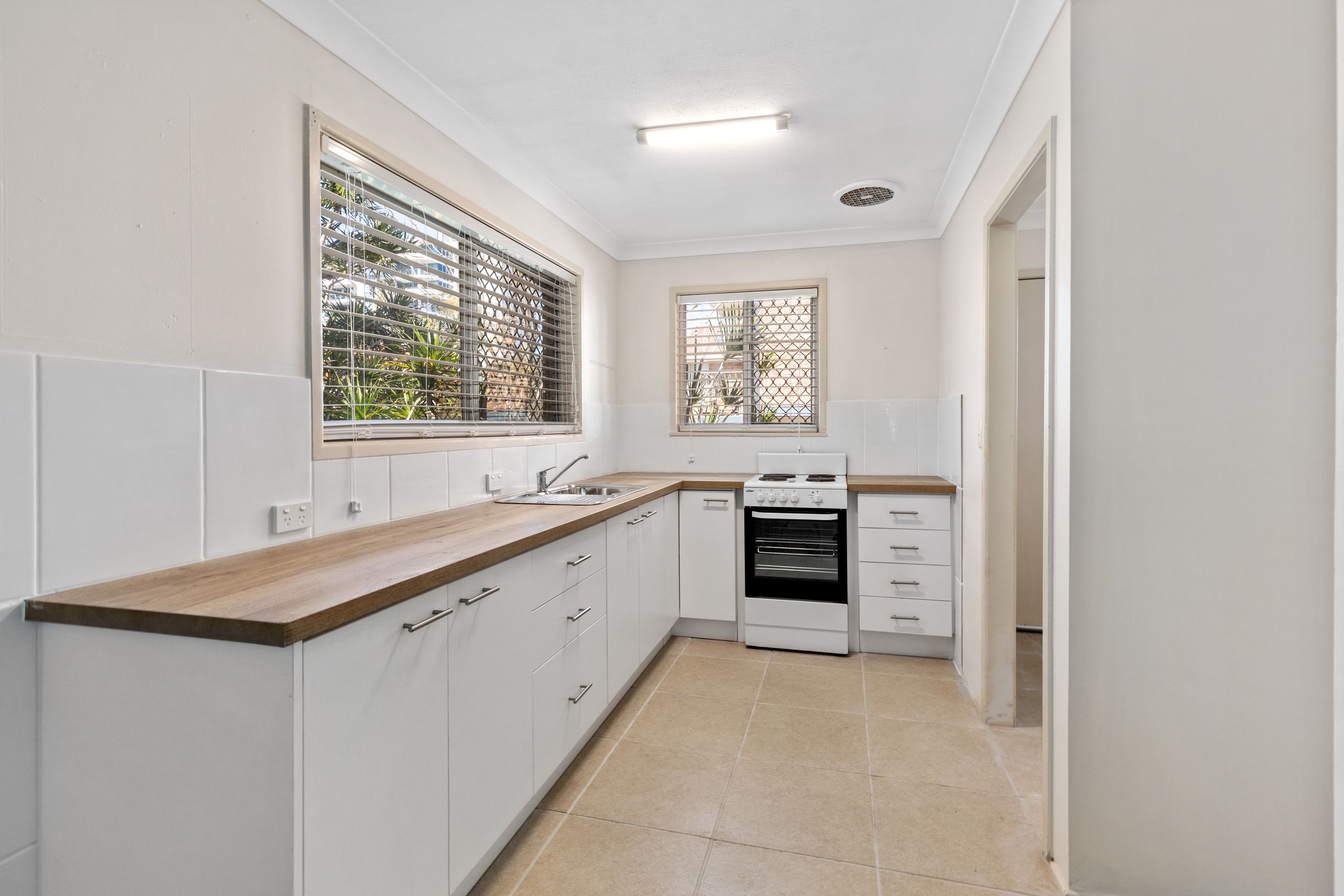 1/158 Frank Street, Labrador, QLD 4215