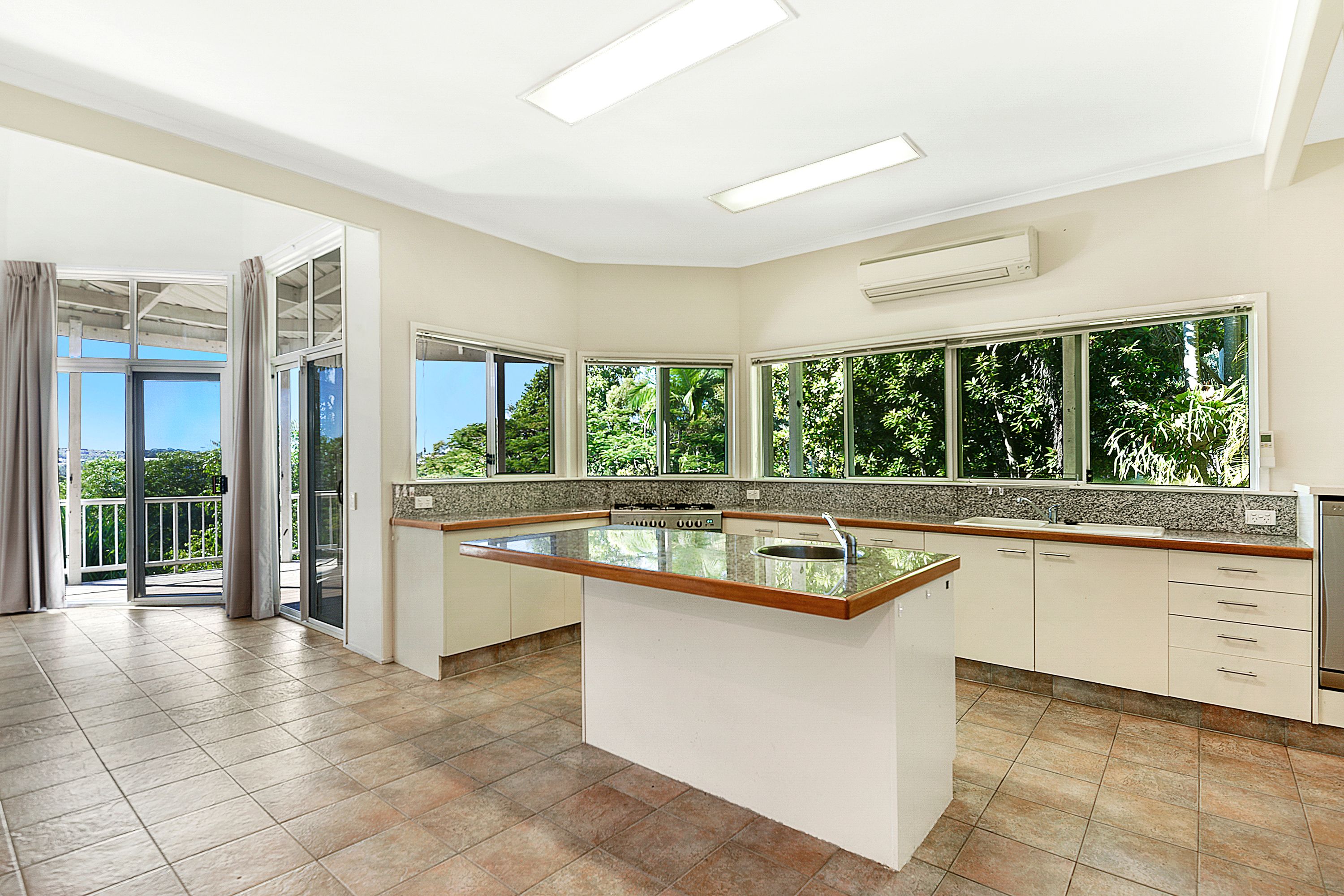 22 Amethyst Court, Carrara, QLD 4211