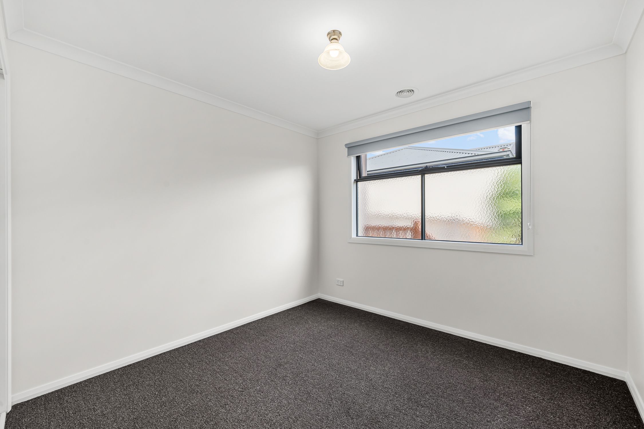 32 Eastbourne Crescent — photo 8 of 12
