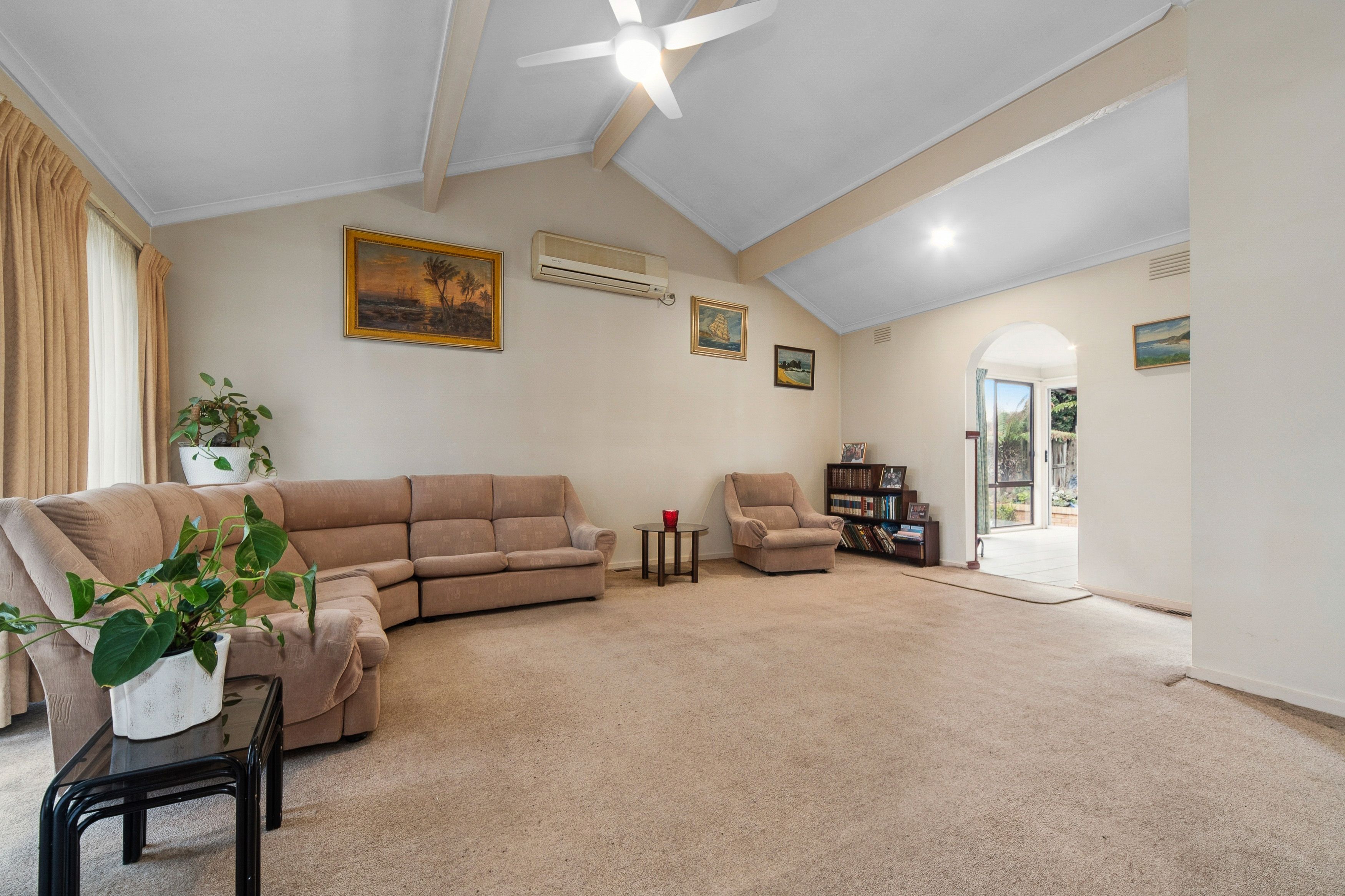 19 Dunsterville Crescent — photo 3 of 17