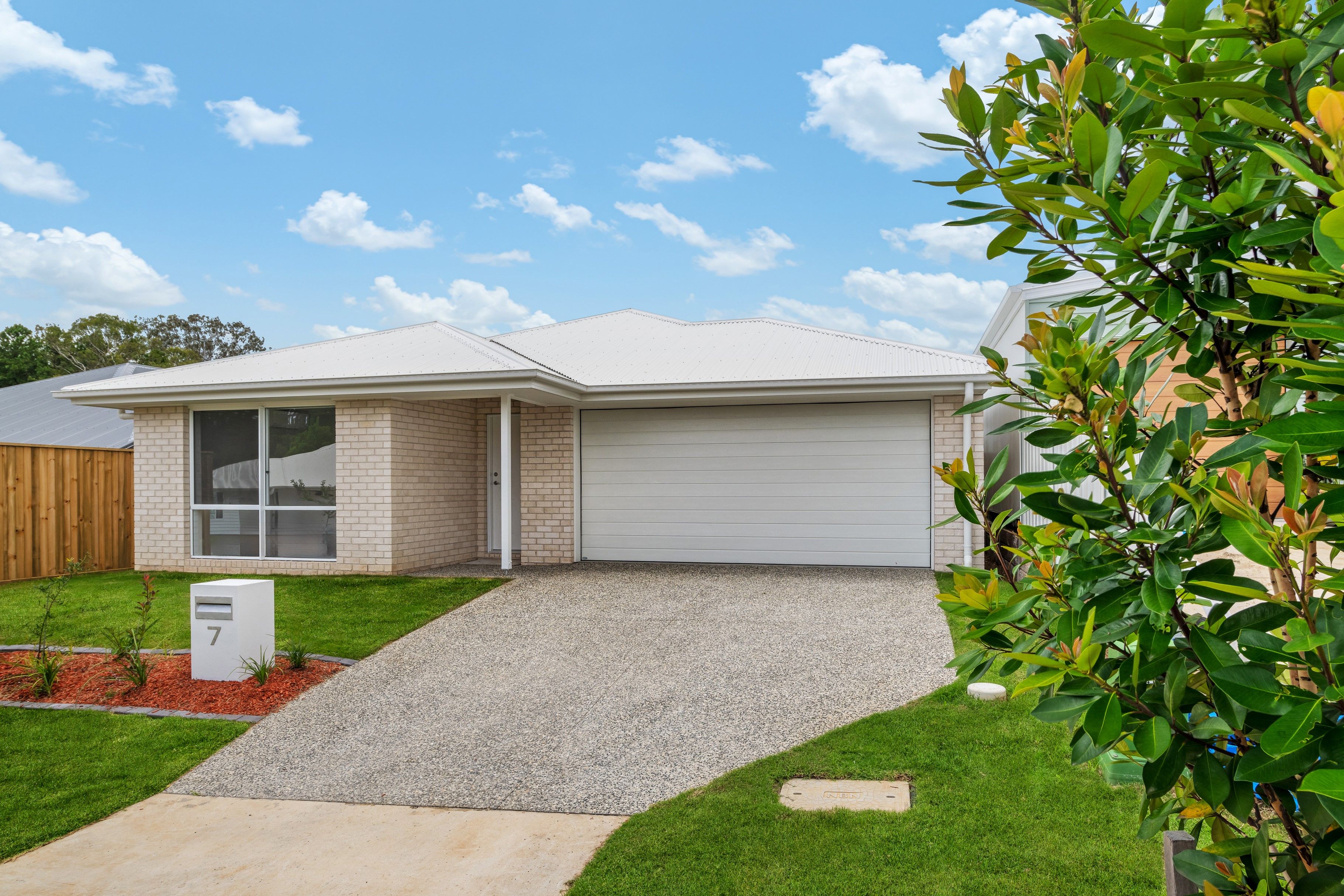 7 Aurora Crescent, Glass House Mountains QLD 4518