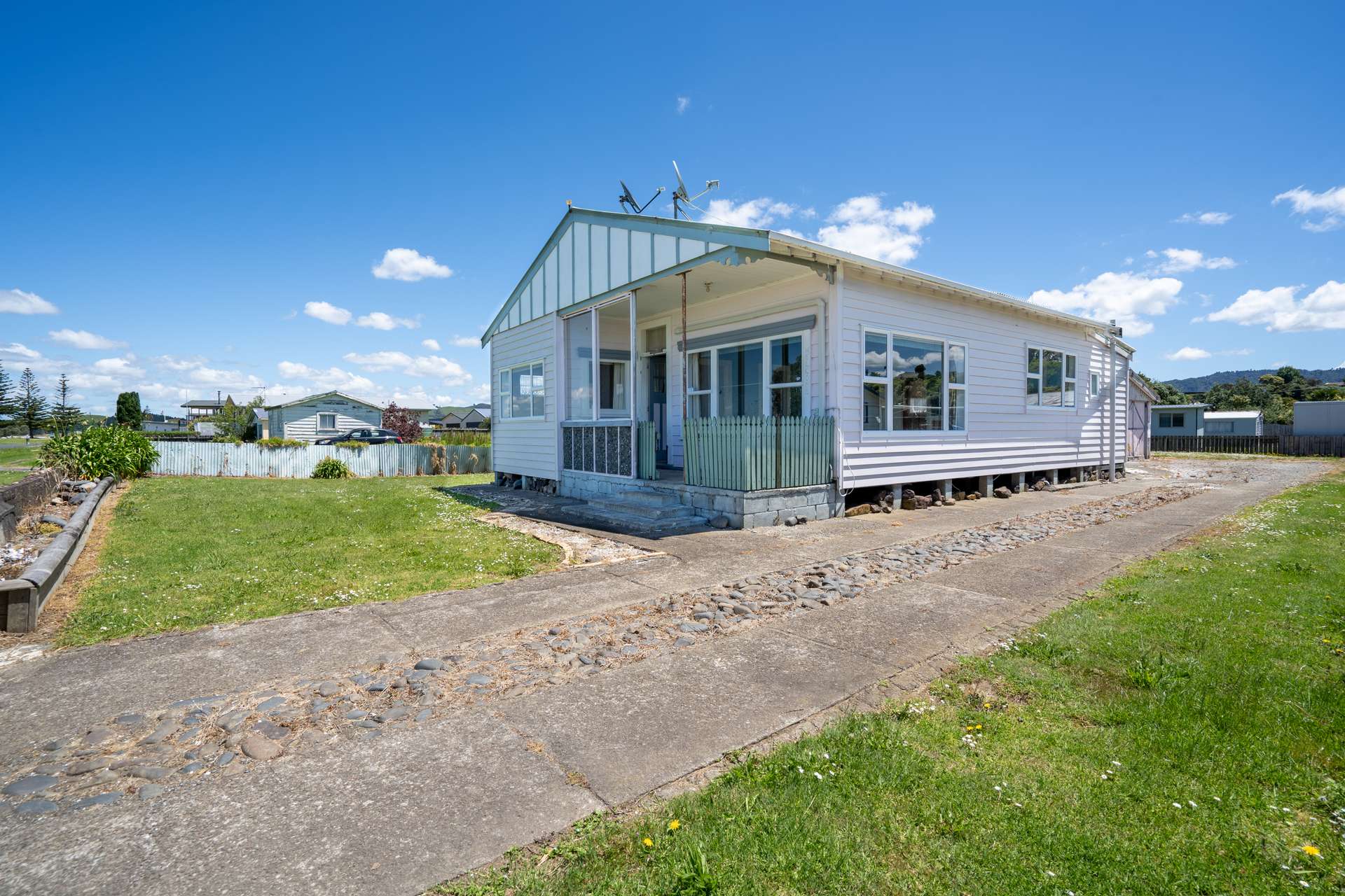 923 East Coast Road photo 5
