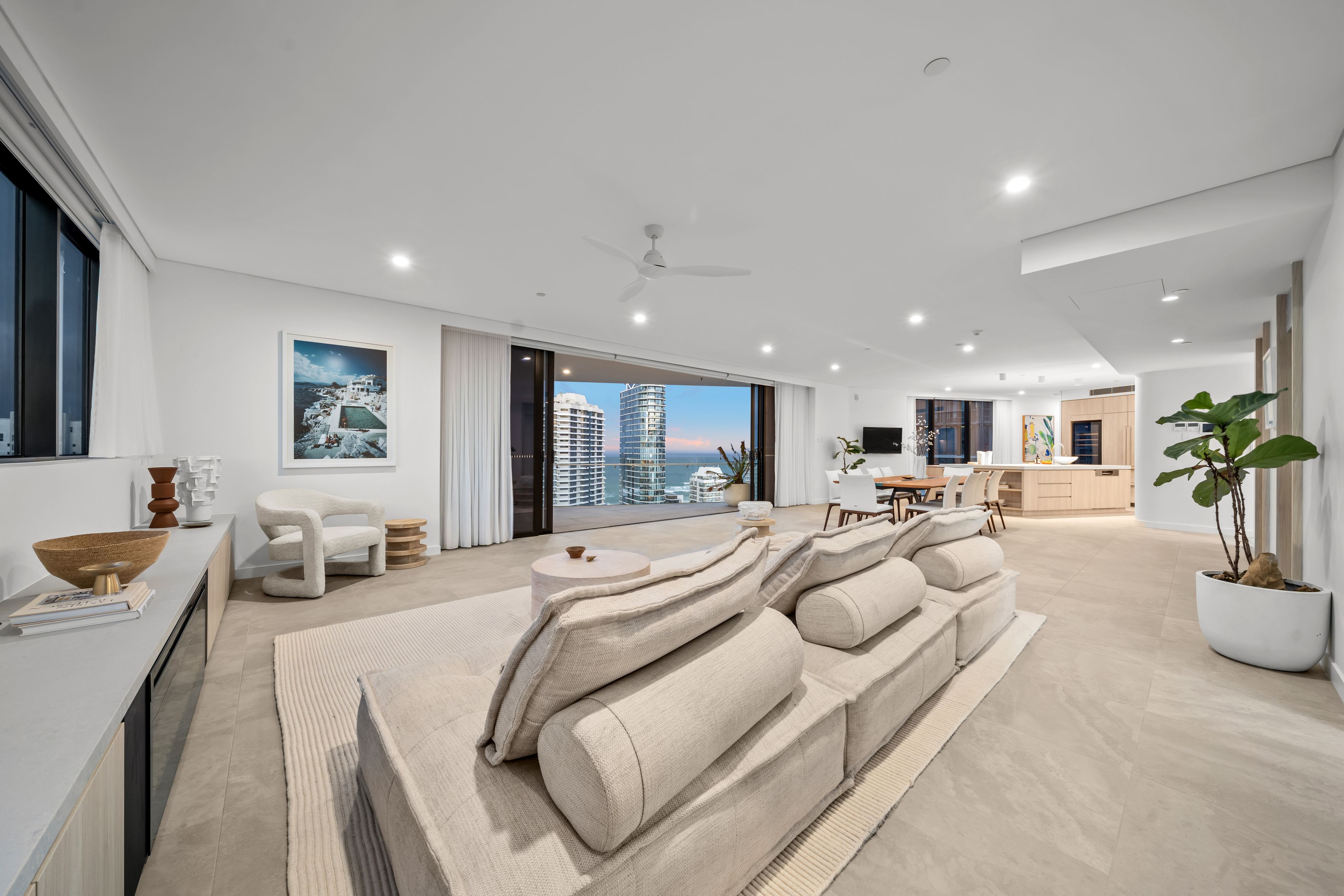 24 Woodroffe Avenue, Main Beach QLD 4217