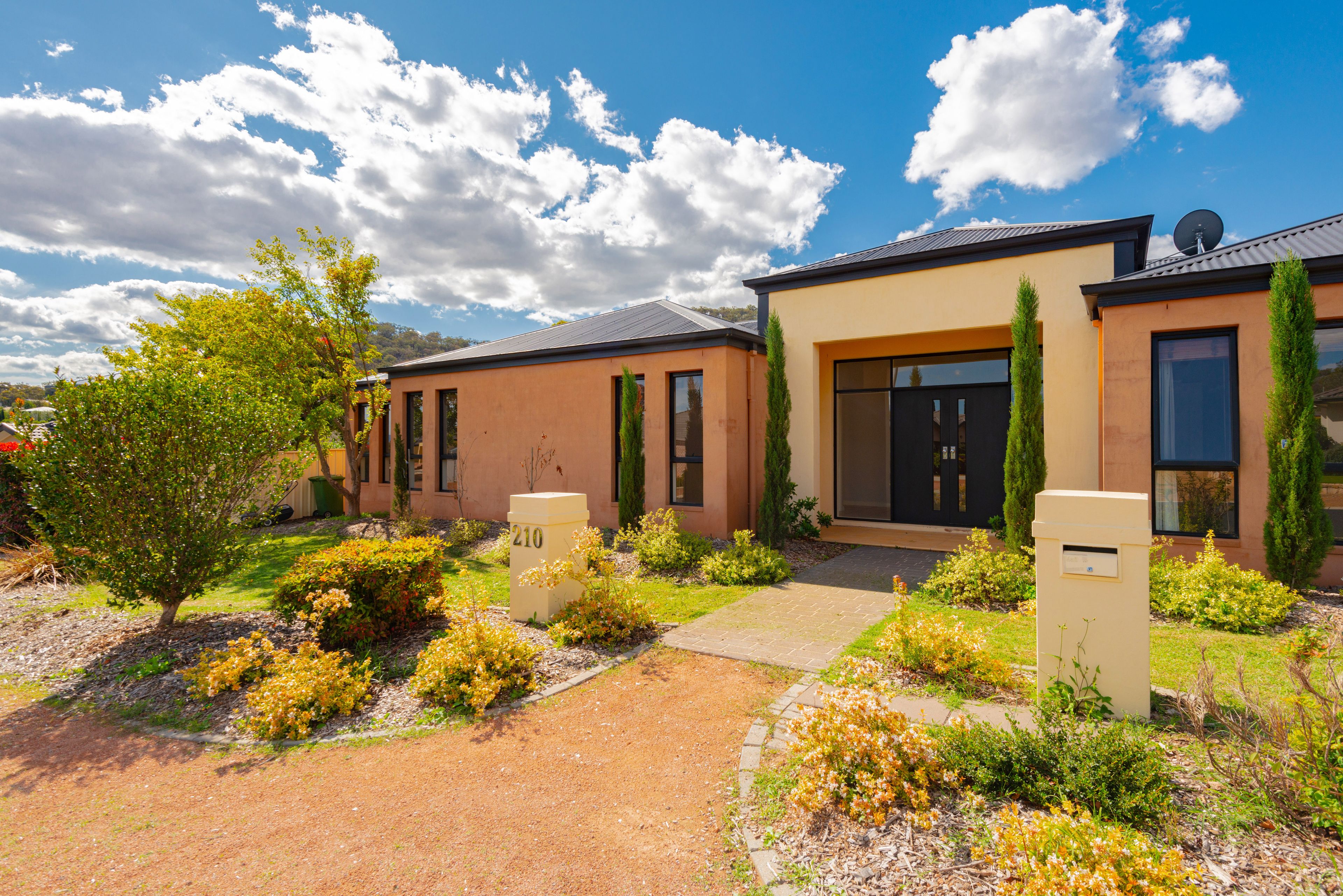 210 Halloran Drive, Jerrabomberra, NSW 2619