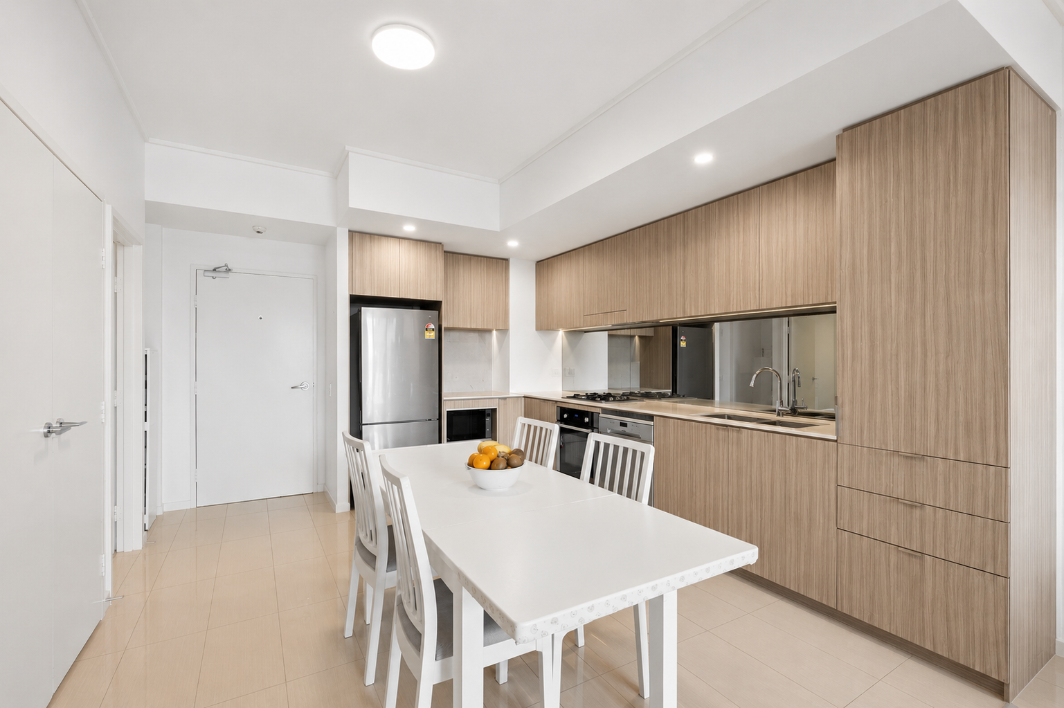 526/1 Vermont Crescent — photo 3 of 17