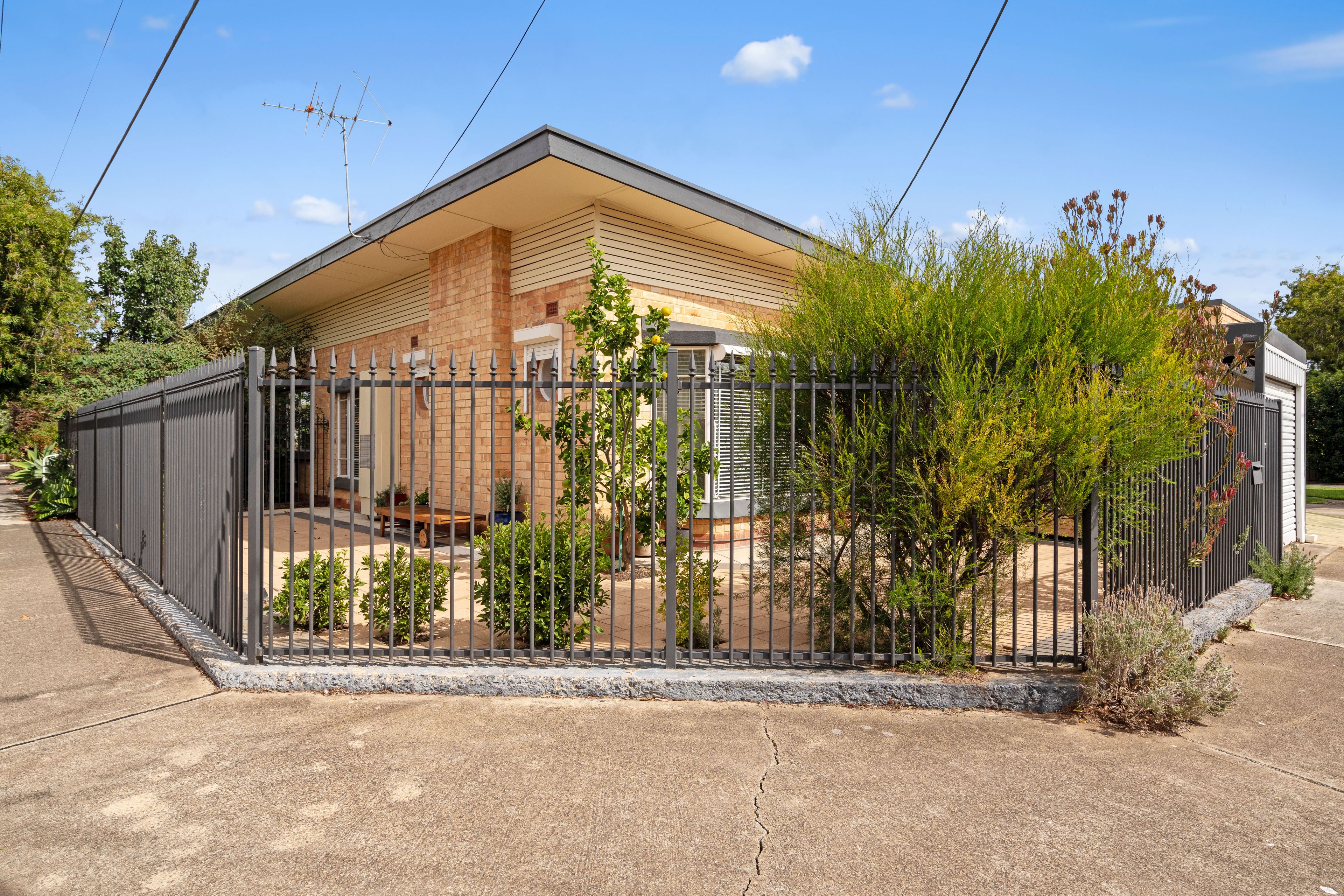 1/16 Almond Grove, Glandore, SA 5037