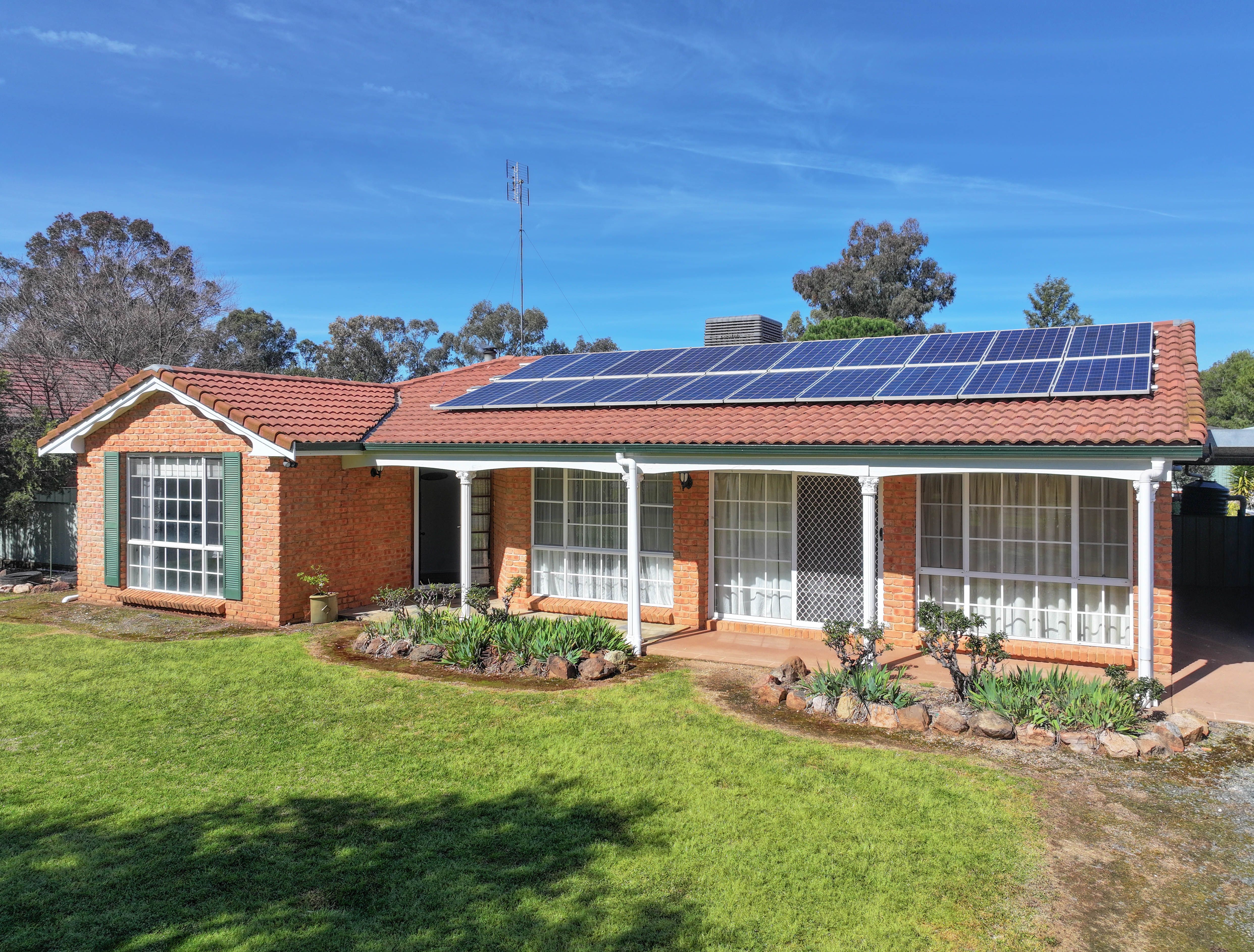 11 Billabong Crescent, Parkes, NSW 2870