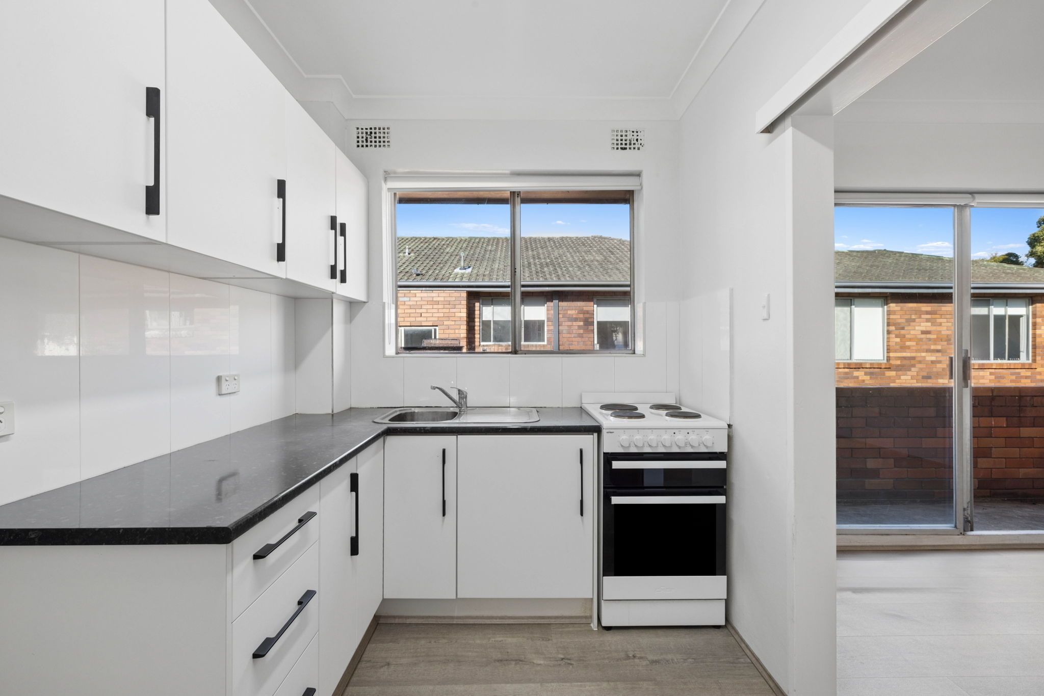 12/4 Macintosh Street — photo 3 of 7