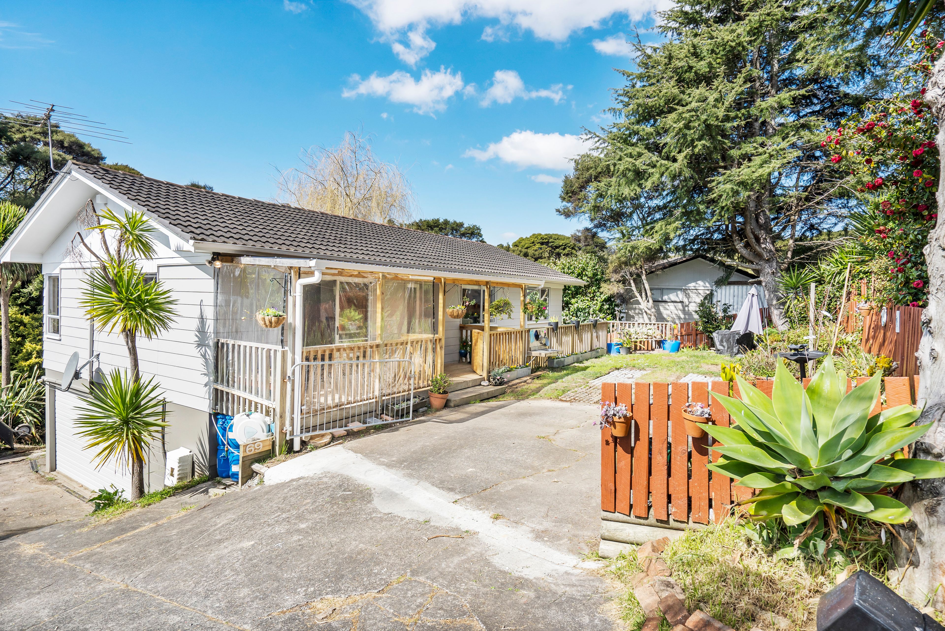 69 Lynn Road, Glenfield, North Shore City