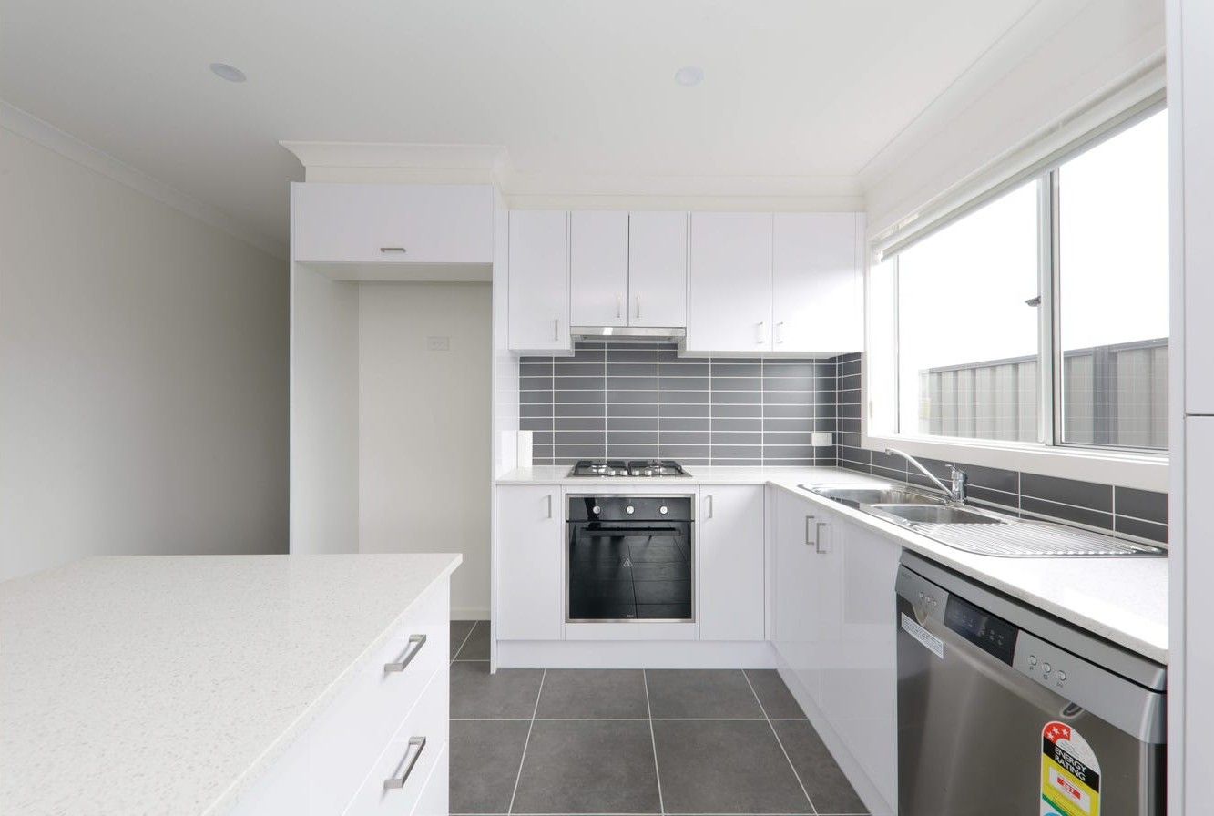 8 Rooney Road, Clyde North, VIC 3978