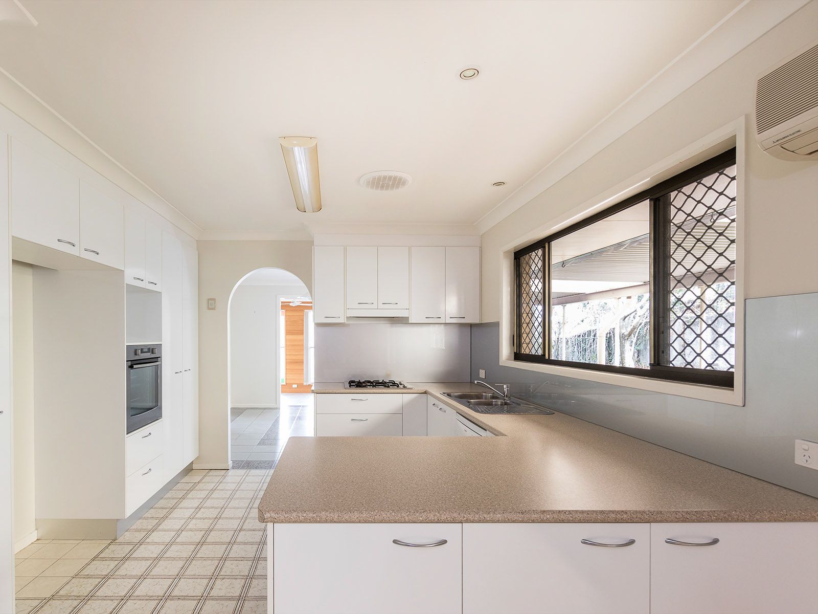 8 Weekes Road, Carindale, QLD 4152
