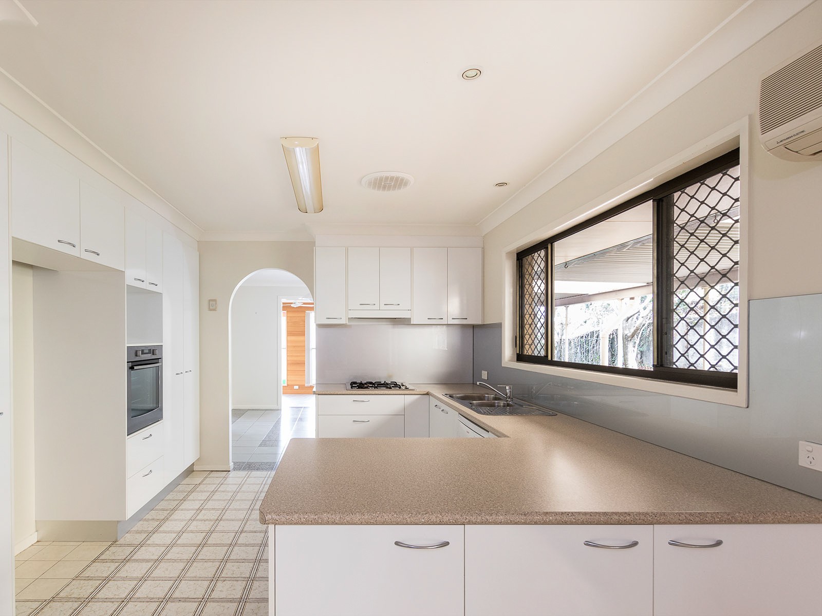 8 Weekes Road, Carindale, QLD 4152