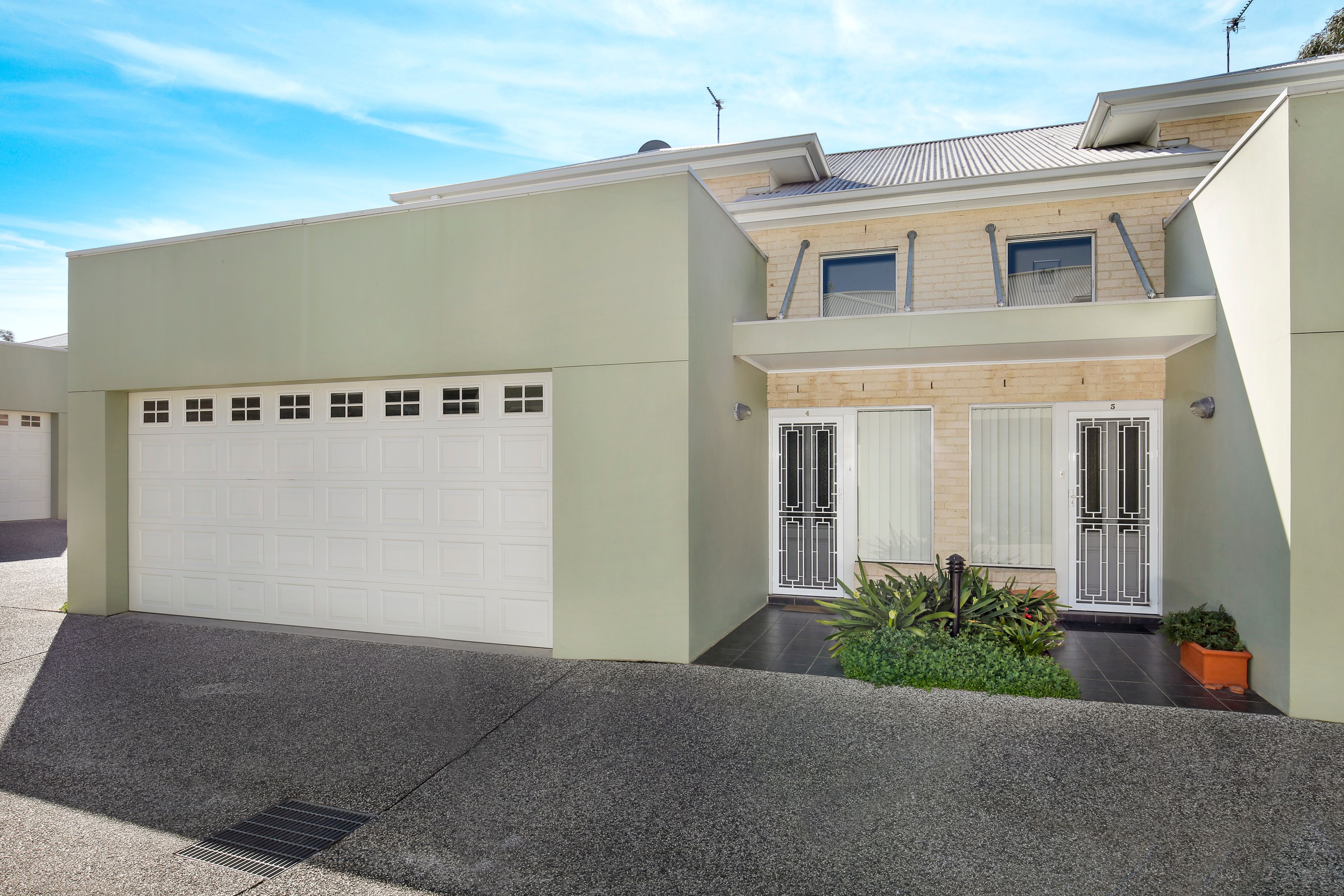 4a Tallegalla Street, Unanderra NSW 2526