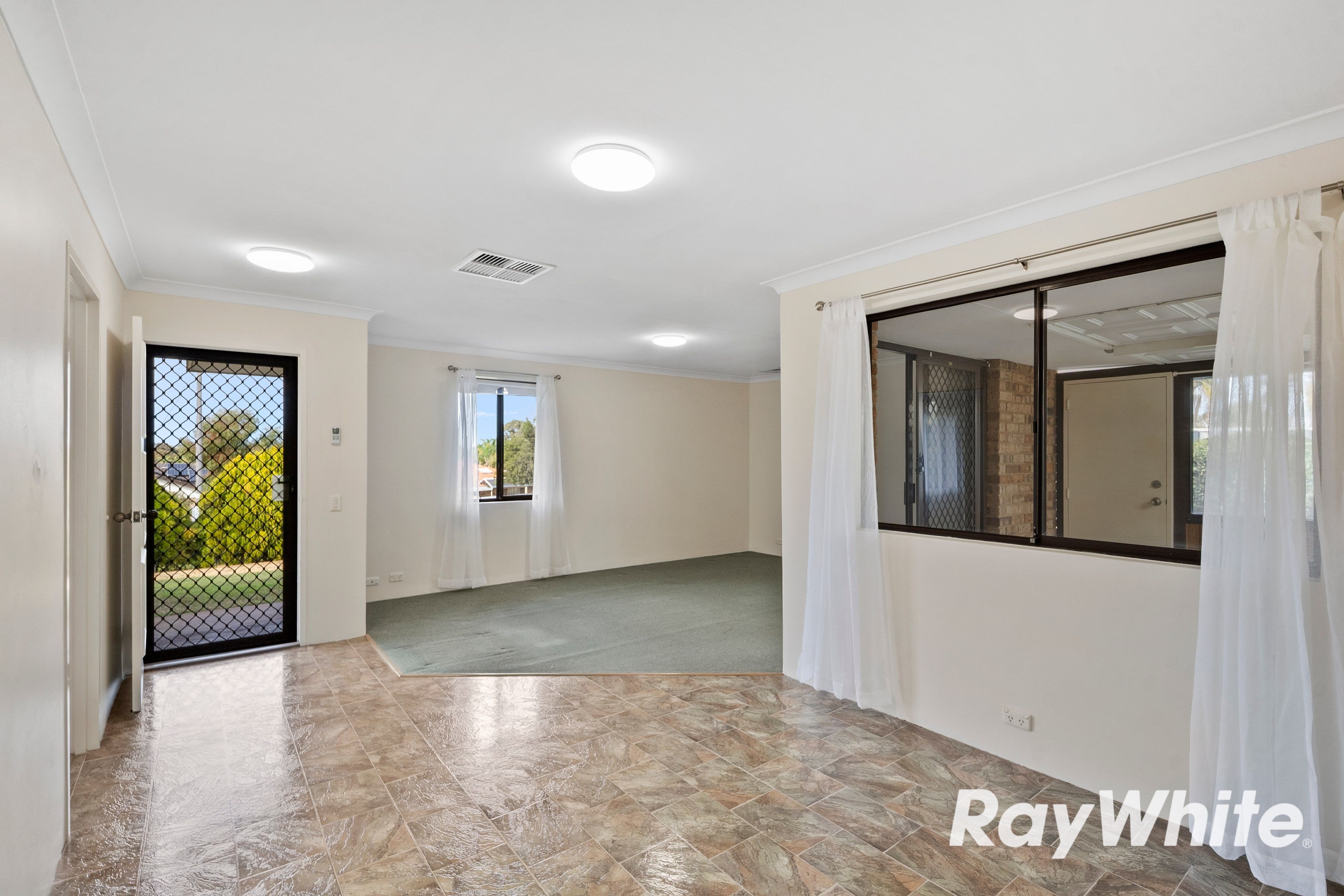 15A Blackthorne Crescent — photo 5 of 14