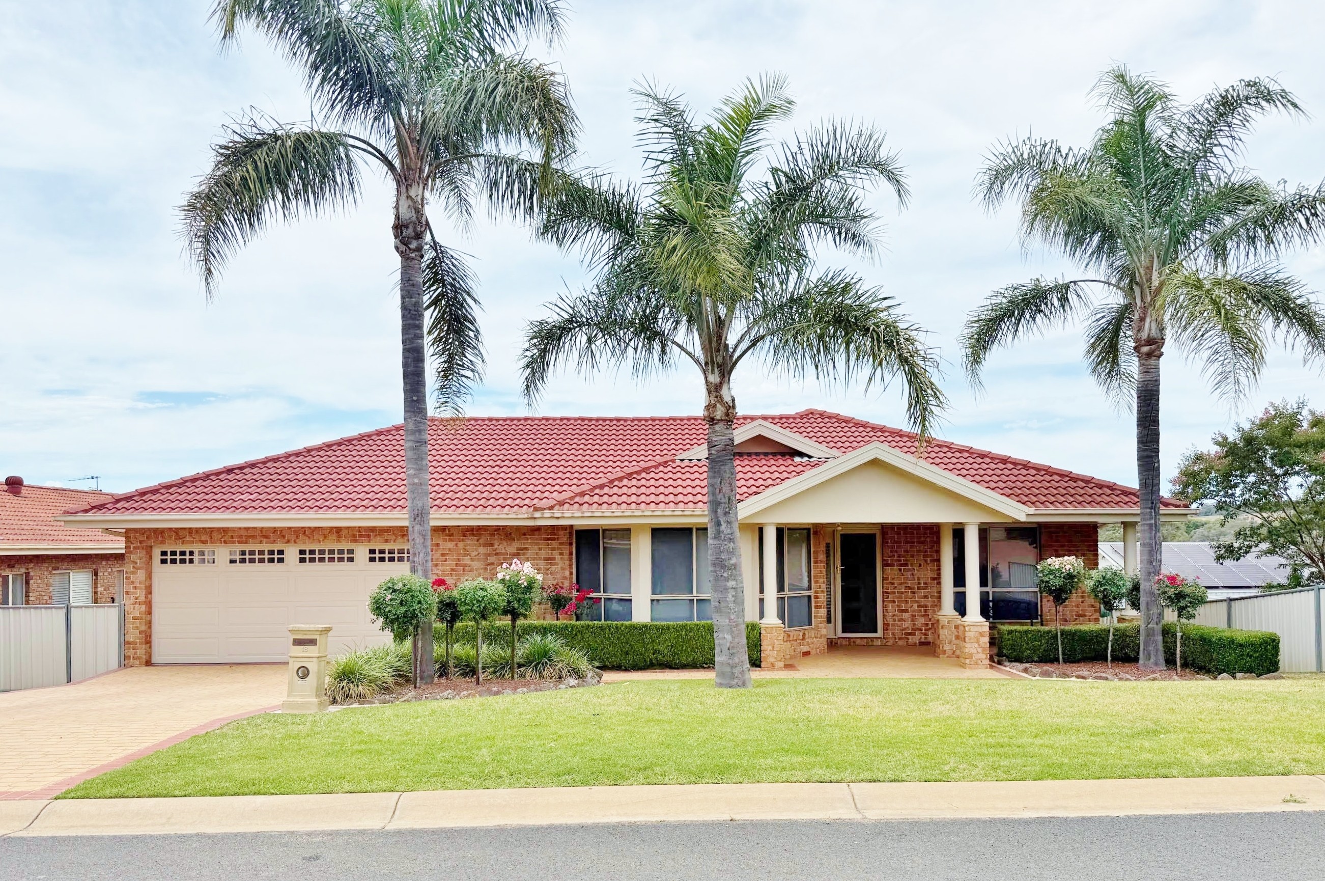 18 Mathew Crescent, Young, NSW 2594