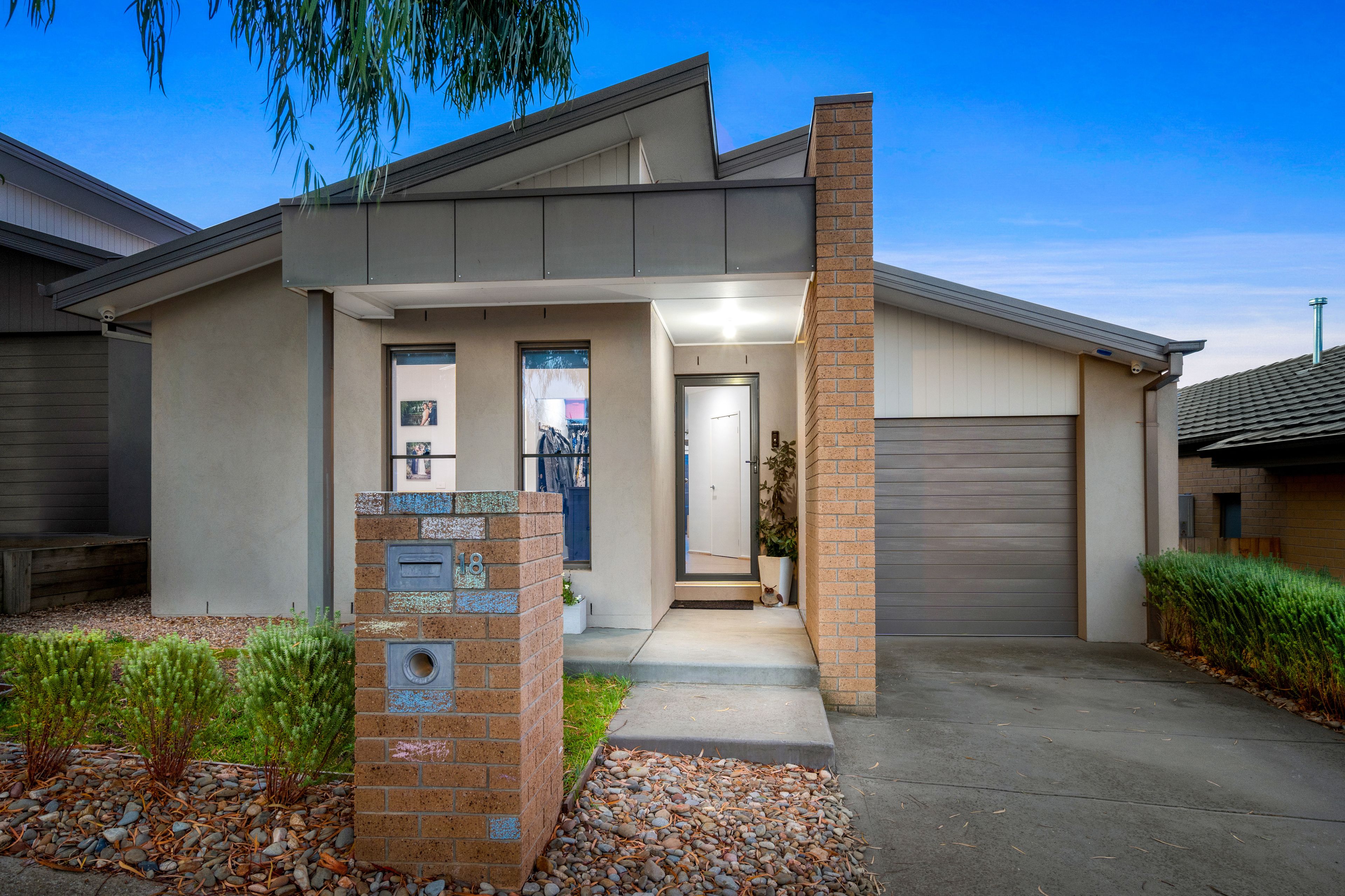 18 Tooradin Crescent, Doreen, VIC 3754