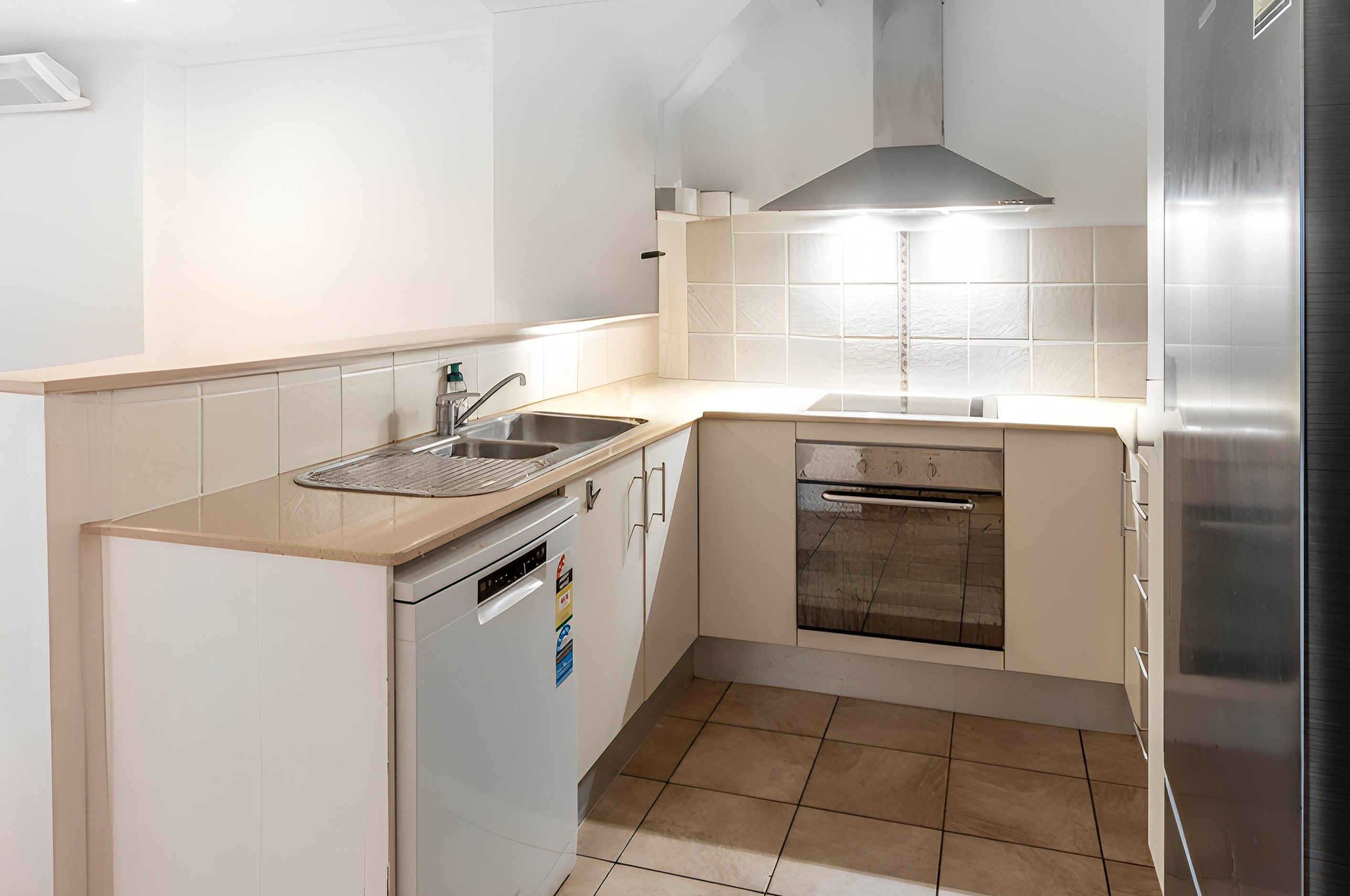 19/110-118 Moore Street — photo 3 of 18