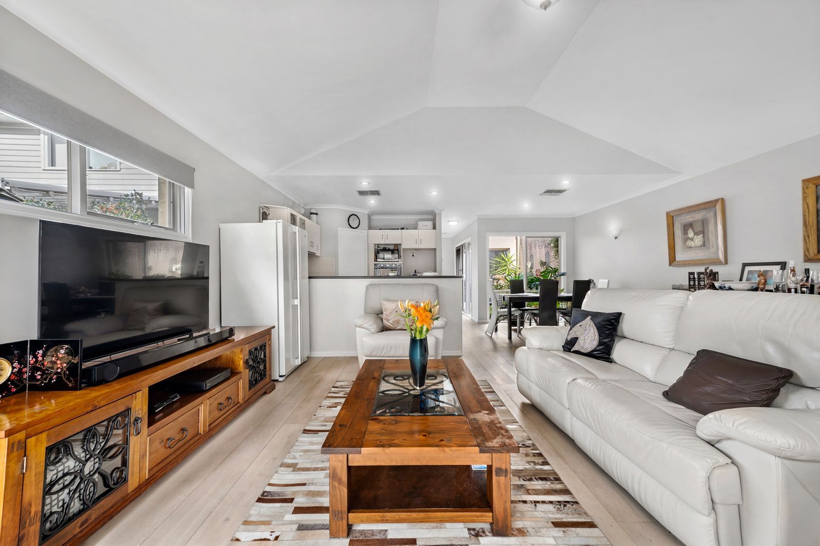 2/11 Eden Street — photo 3 of 18