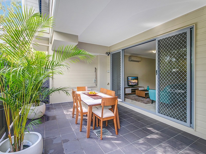 2/11 Cottenham Street, Fairfield, QLD 4103