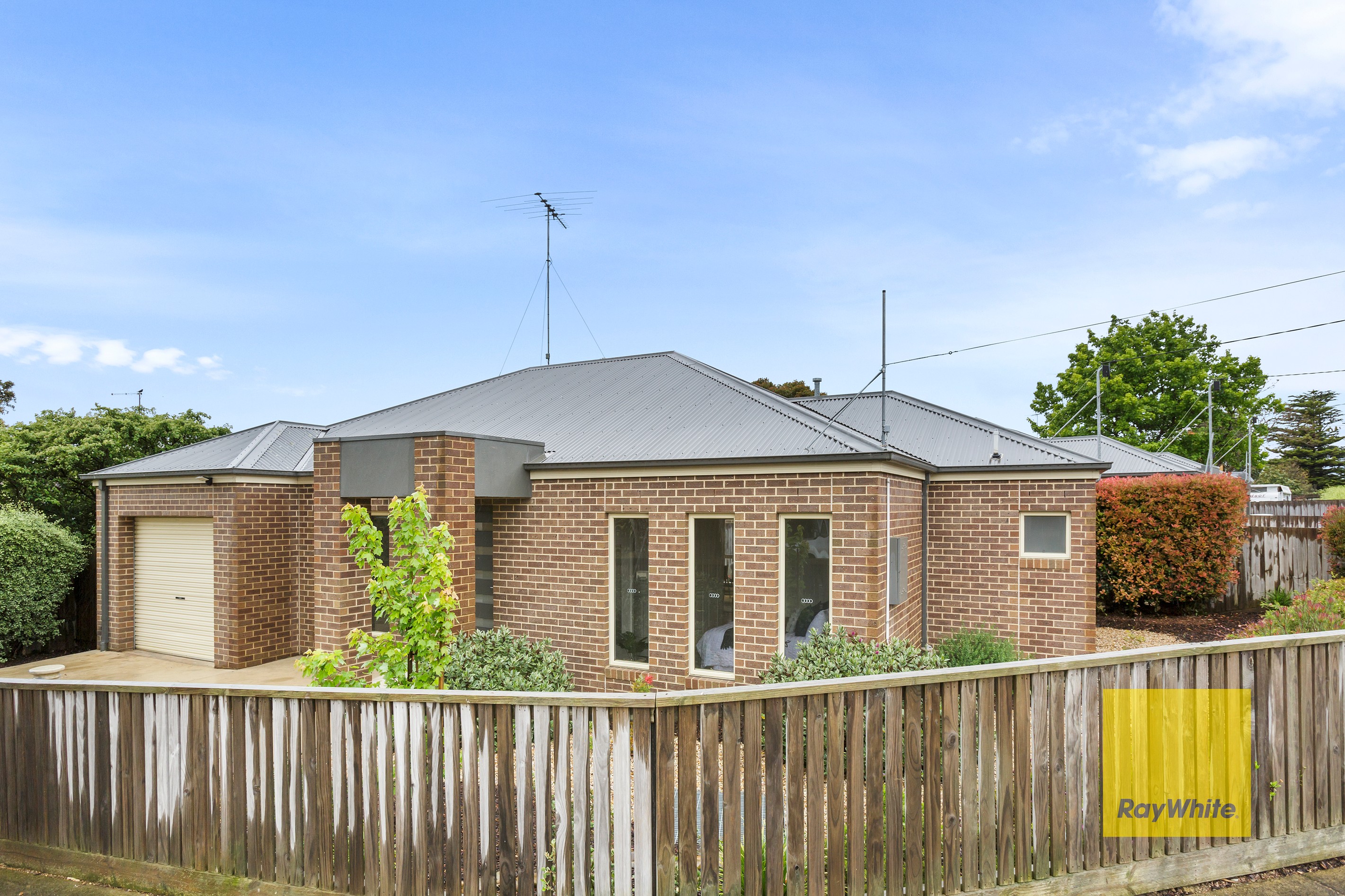 1/2 Pickett Crescent, Belmont, VIC 3216