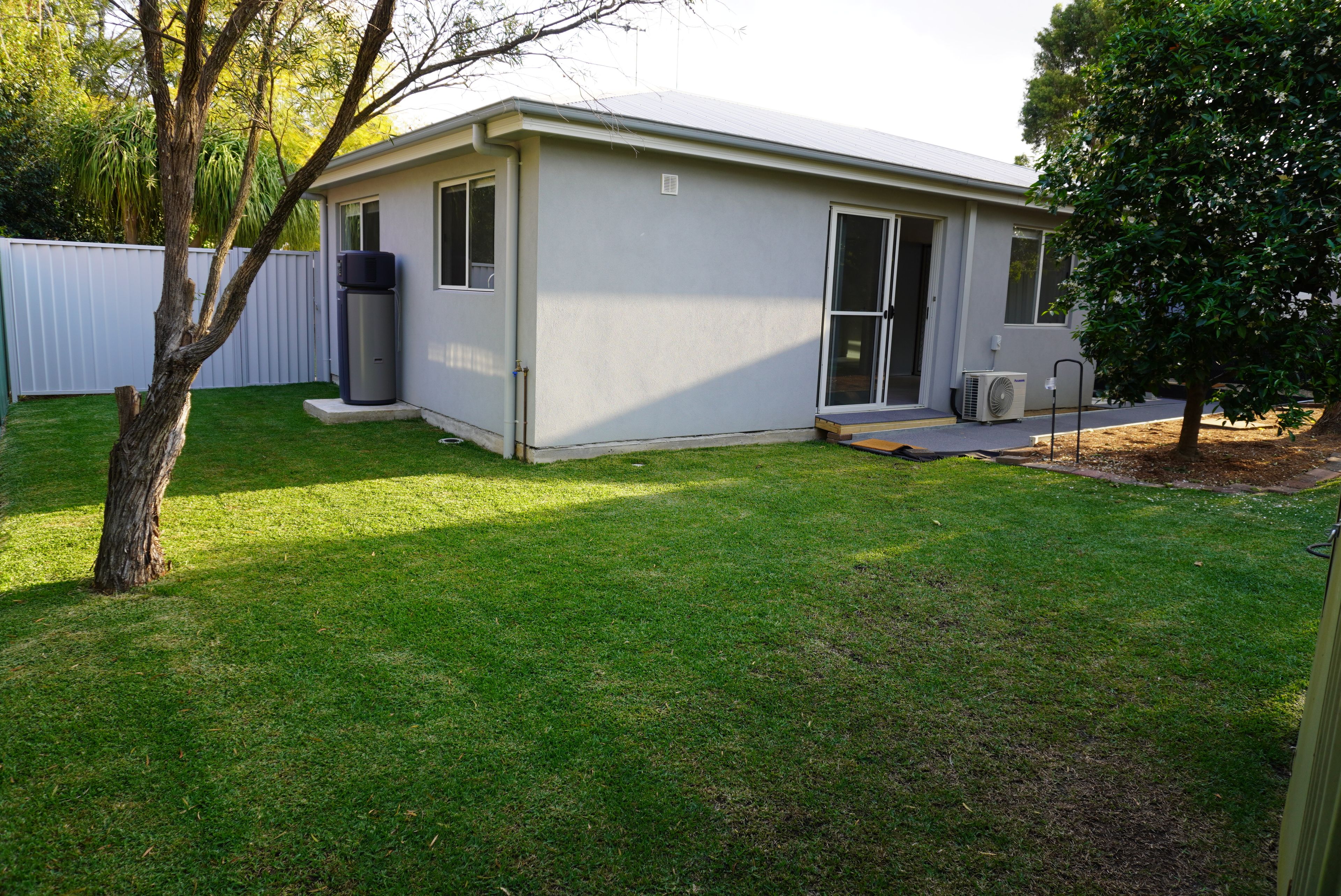 102a Hume Crescent — photo 9 of 12
