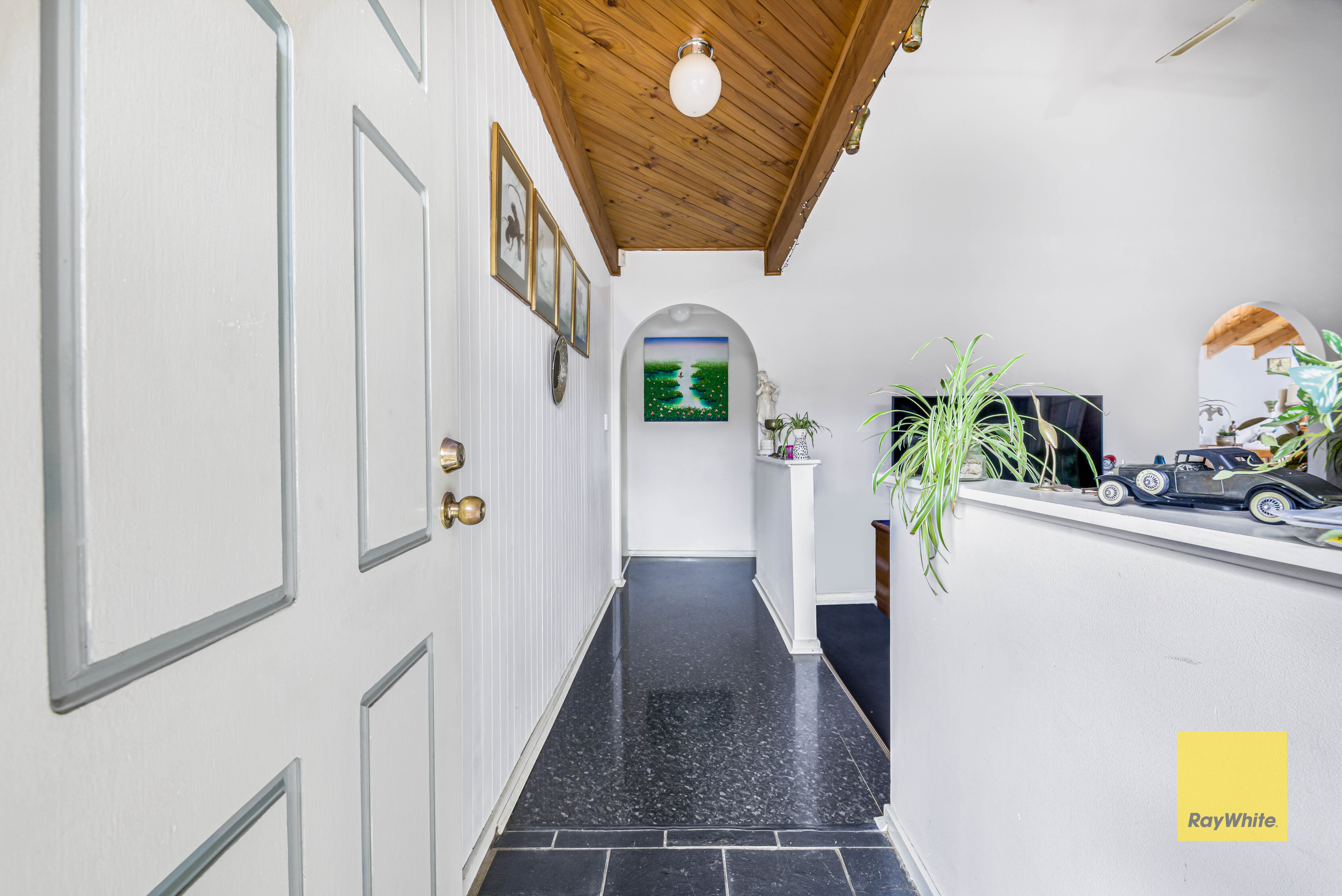 8 Adele Court — photo 3 of 23