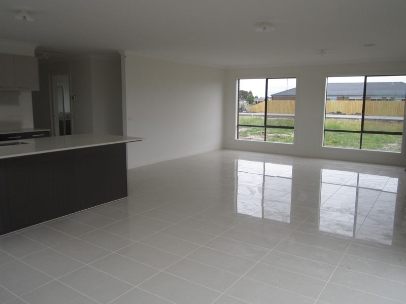 92 Linsell Boulevard, Cranbourne East, VIC 3977