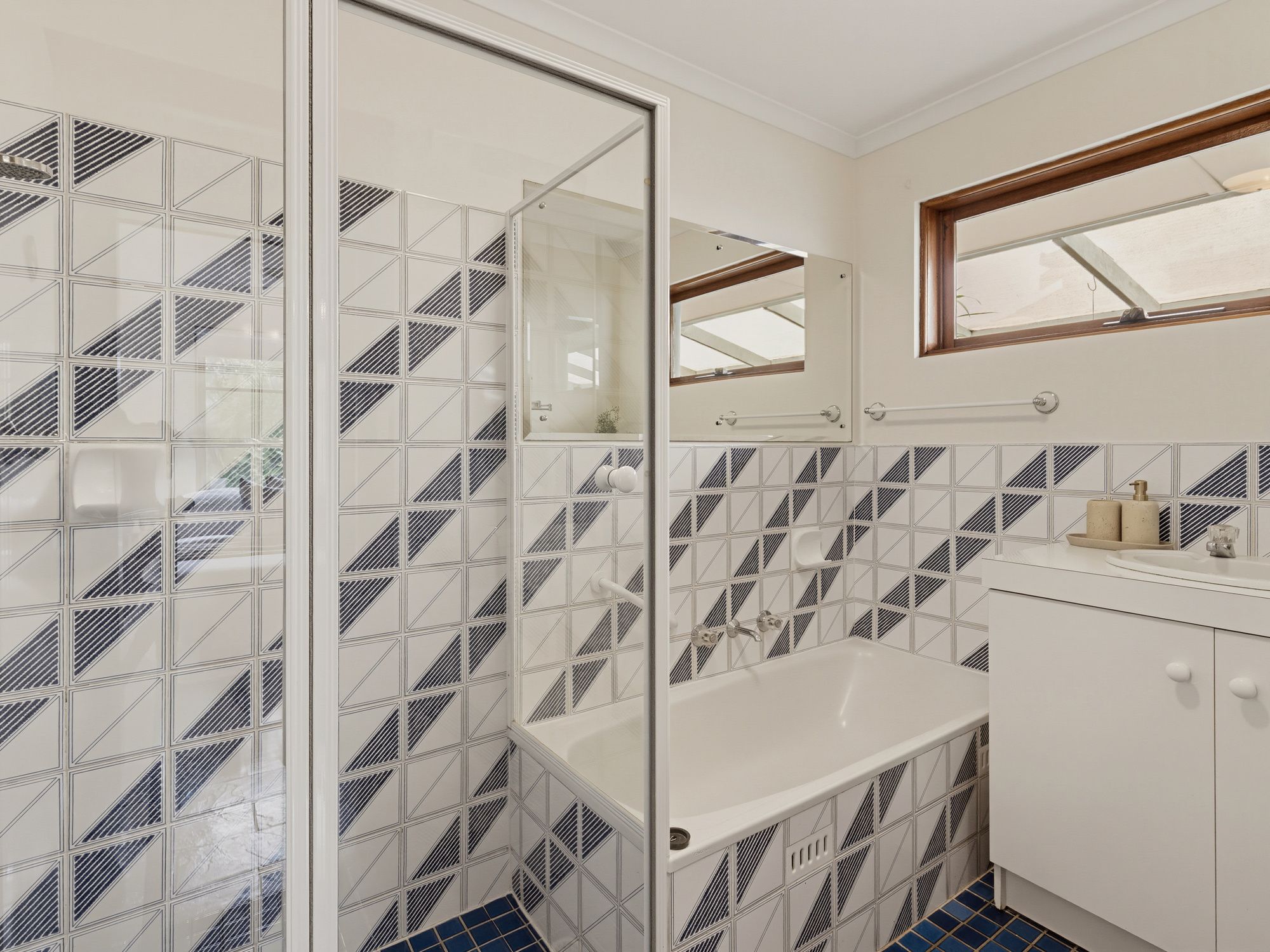 10 Thomas Crescent — photo 17 of 21