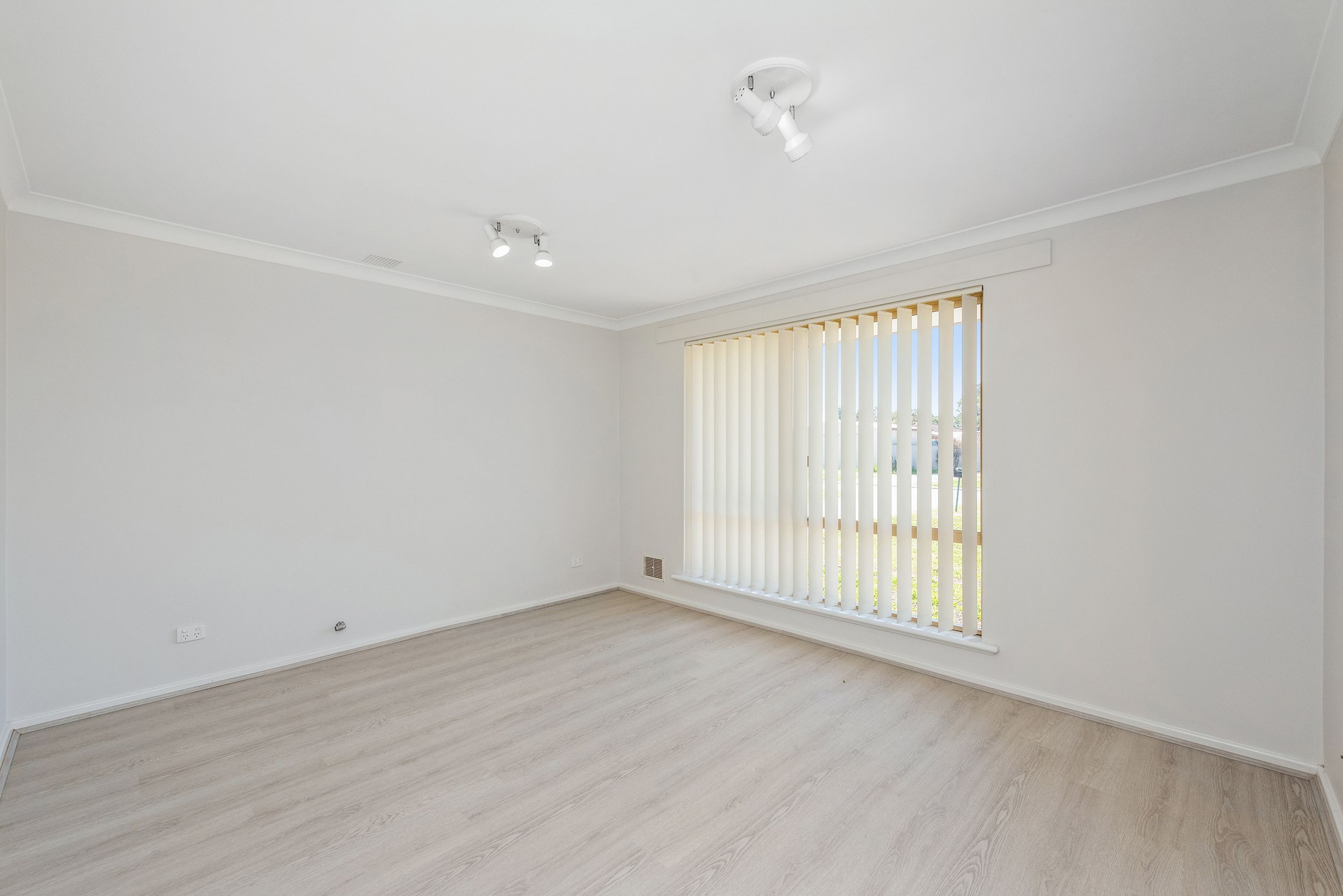 15 Woodbridge Drive, Cooloongup, WA 6168