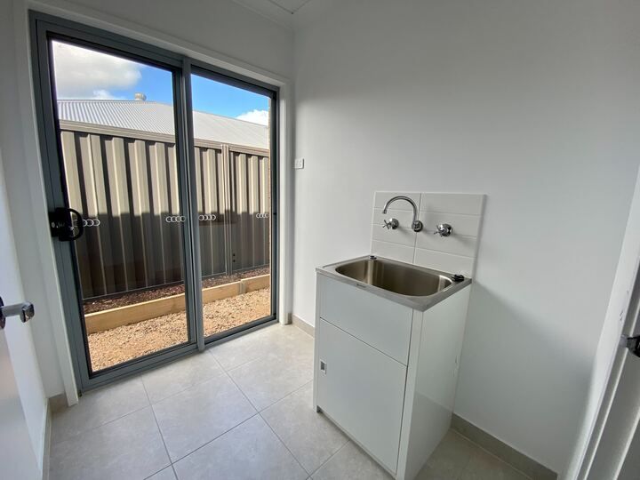 21 Clifton Crescent — photo 4 of 12
