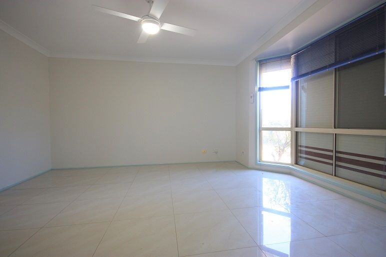 4 Titania Place, Rosemeadow, NSW 2560