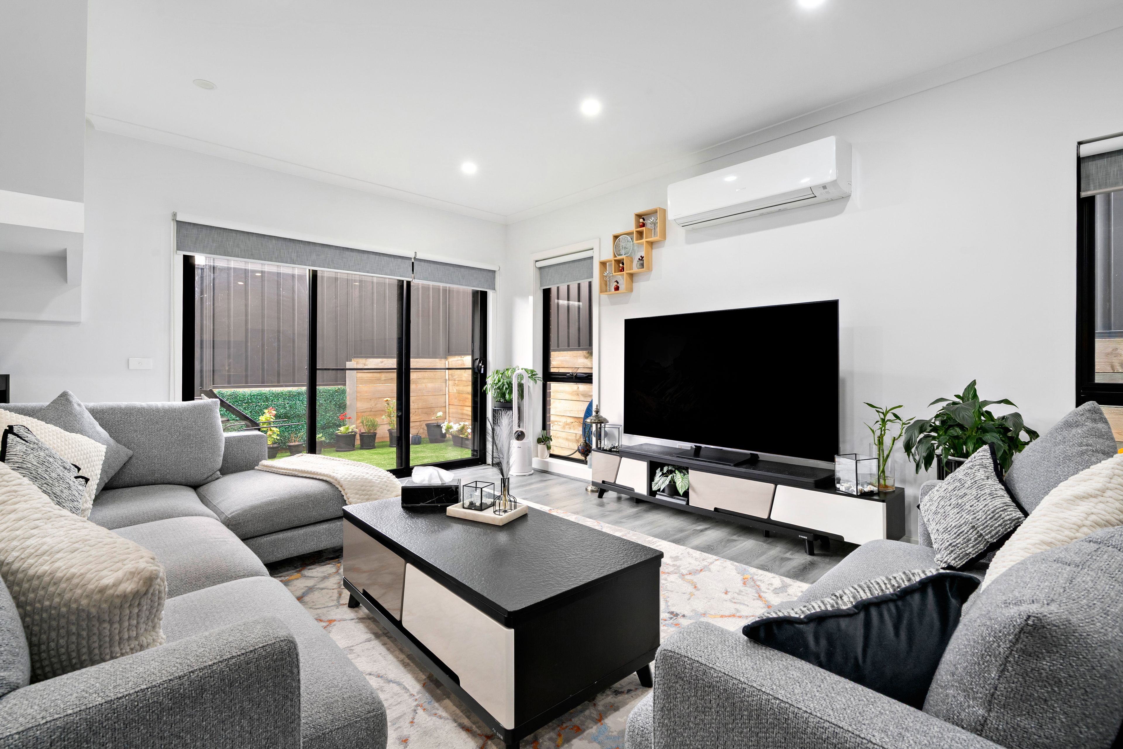 2/43 Nicholson Crescent, Meadow Heights, VIC 3048