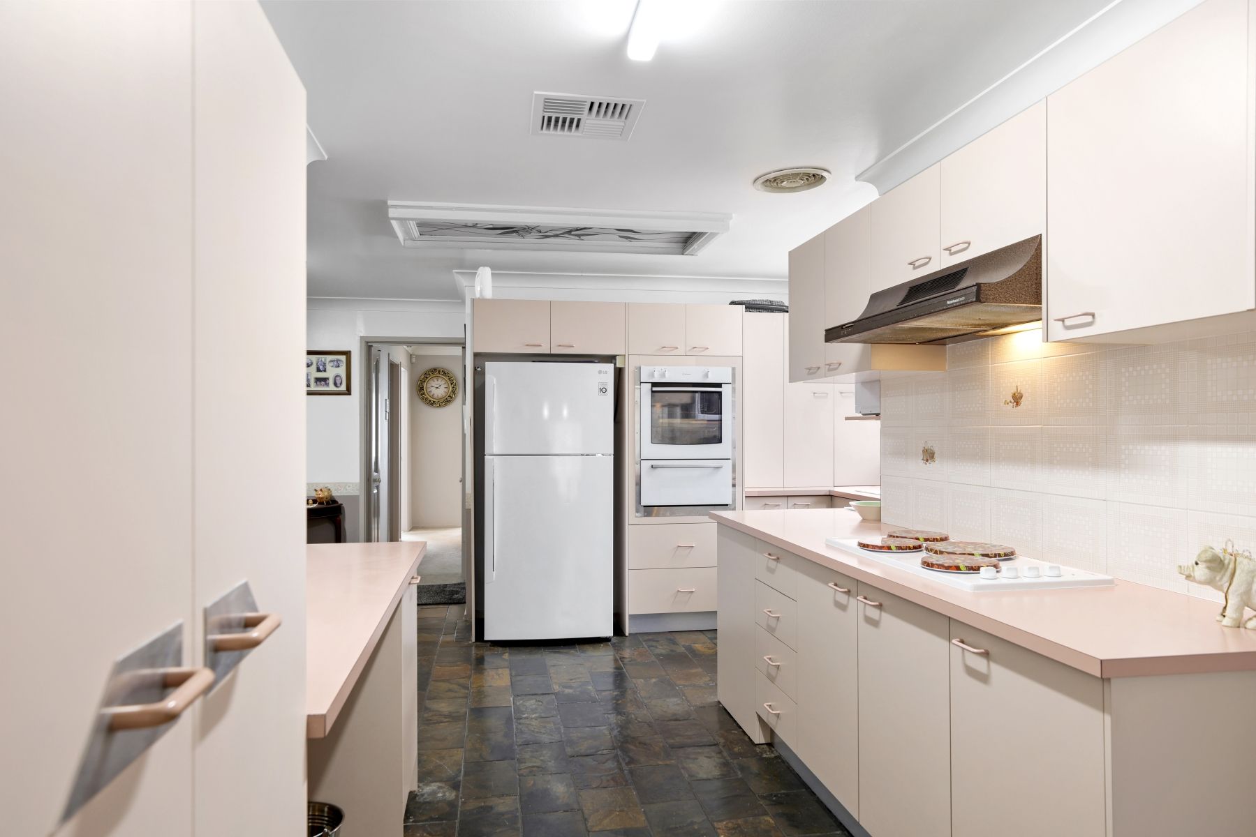 17 Henderson Crescent — photo 3 of 15