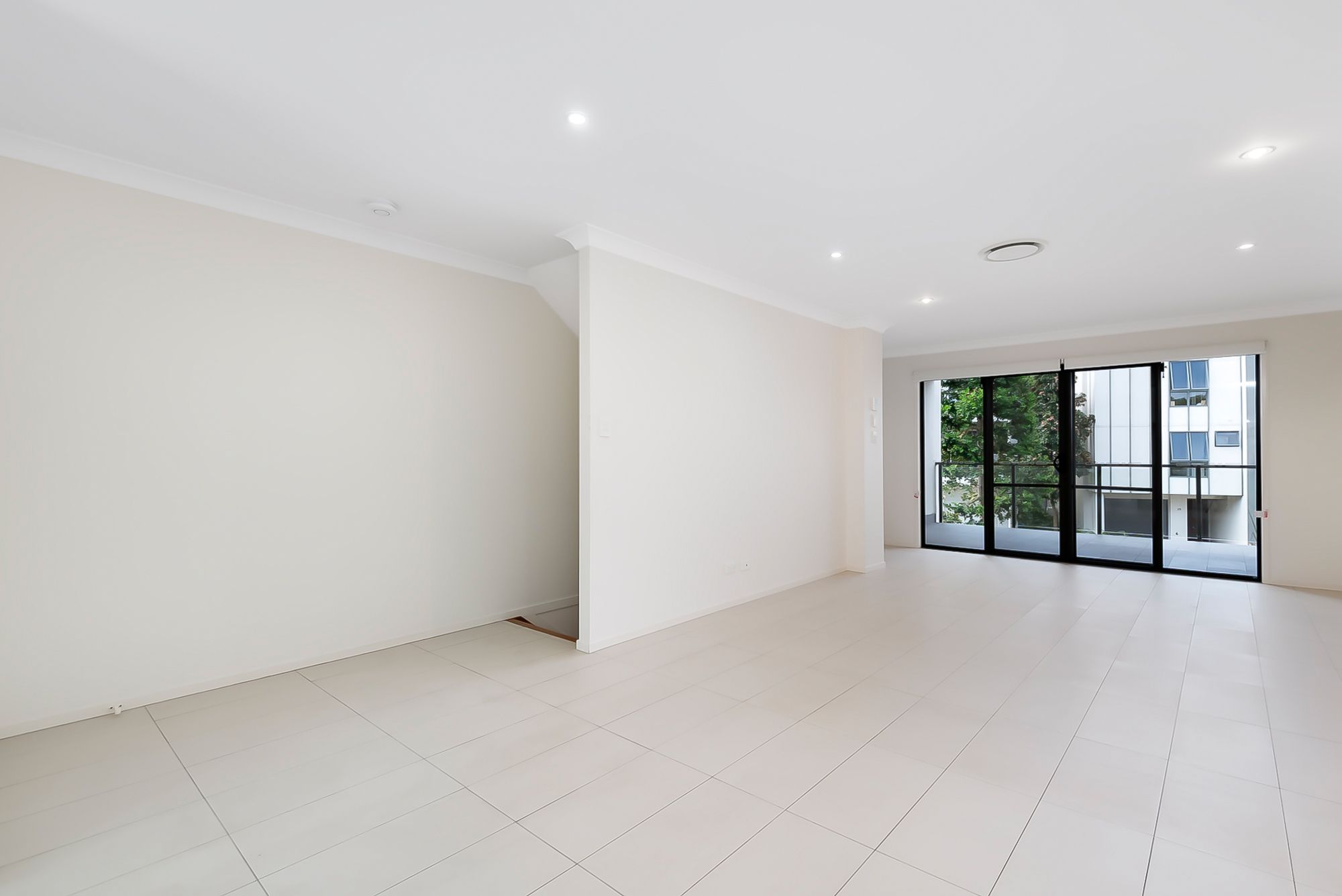 3/61 East Quay Drive — photo 2 of 12
