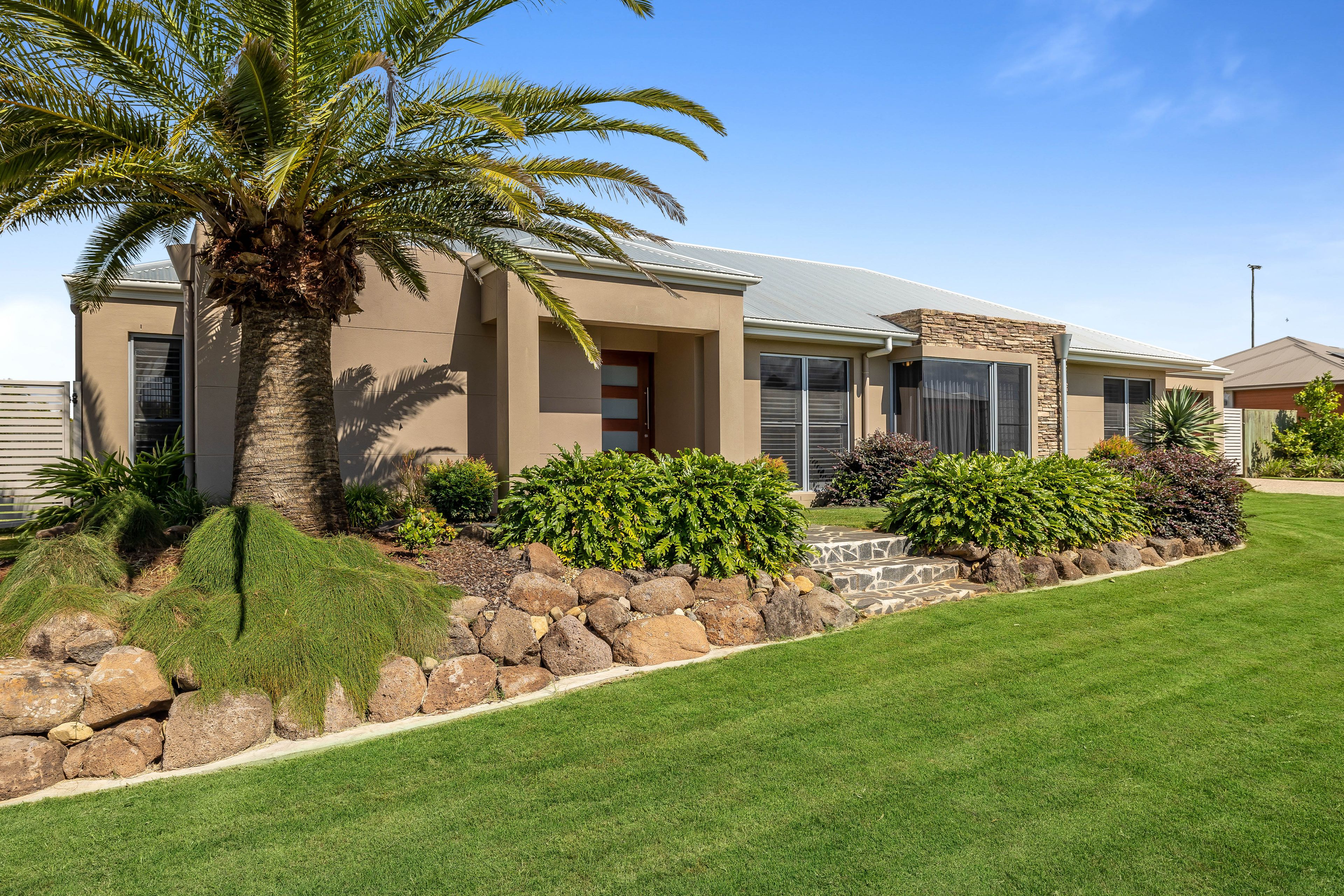 8 Yarrow Close, Middle Ridge QLD 4350