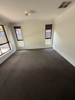 6 Semillon Crescent — photo 5 of 13